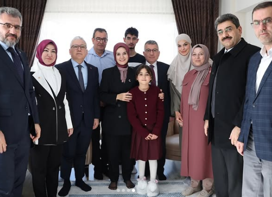 AFYONLU BAKAN AİLEYİ TEBRİK ETTİ