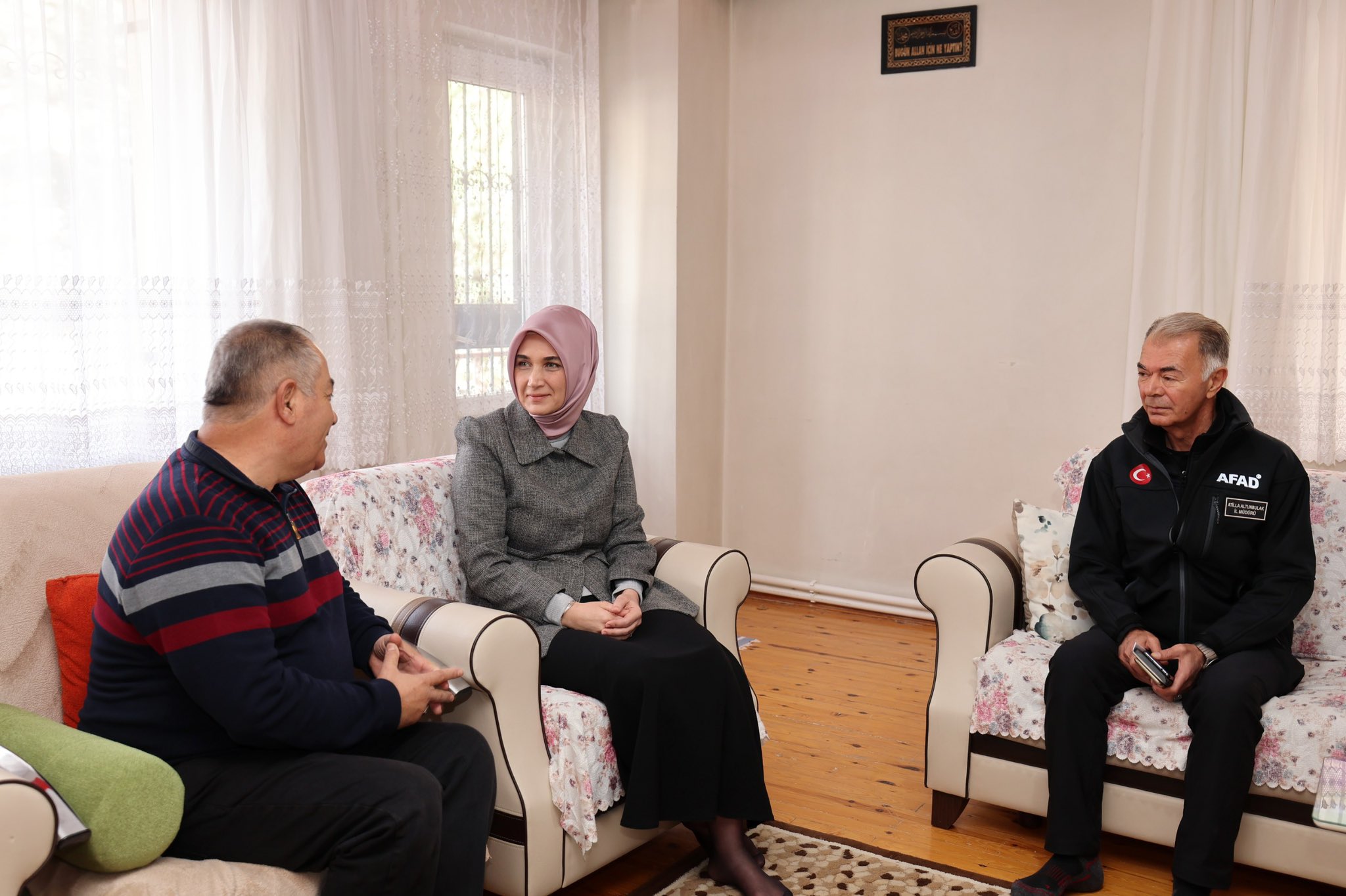 VALİ YİĞİTBAŞI DEPREMZEDE  AİLELERİN HER ZAMAN YANINDA