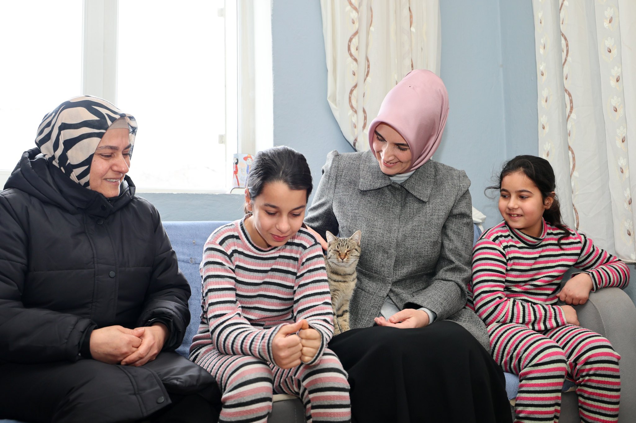 VALİ YİĞİTBAŞI DEPREMZEDE  AİLELERİN HER ZAMAN YANINDA