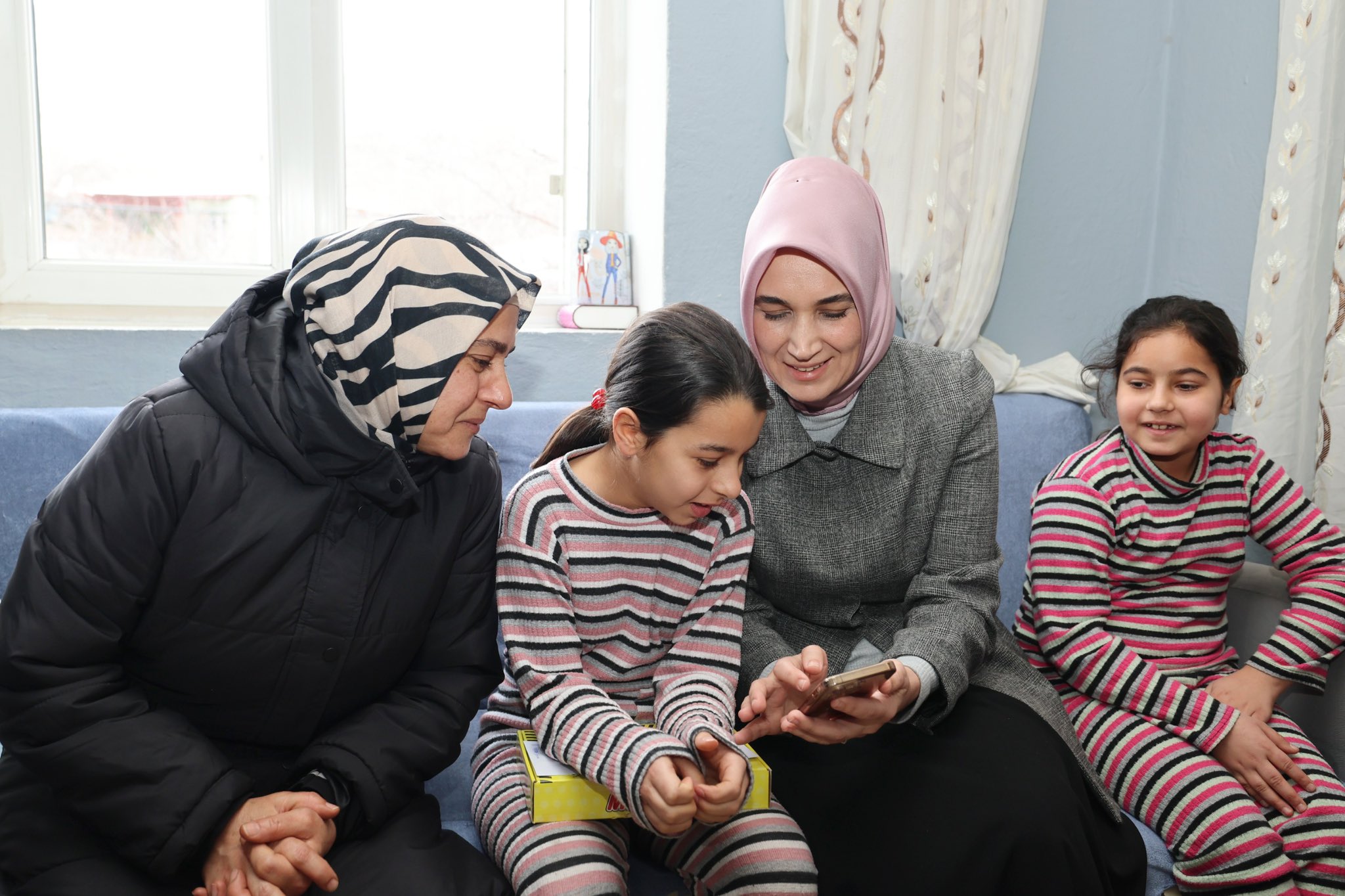 VALİ YİĞİTBAŞI DEPREMZEDE  AİLELERİN HER ZAMAN YANINDA