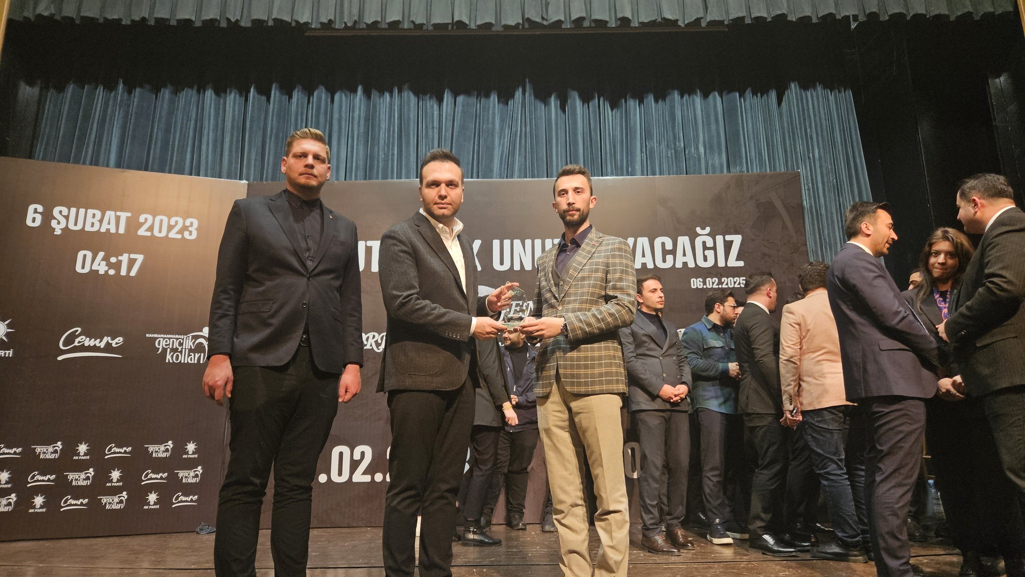AK GENÇLER KAHRAMANMARAŞ’TAKİ  ÖZVERİLİ YARDIMLARIYLA ONURLANDIRILDI