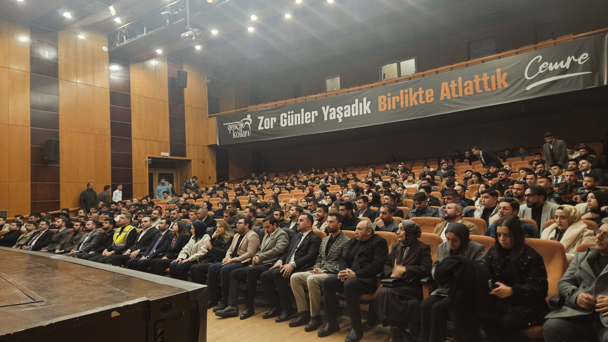AK GENÇLER KAHRAMANMARAŞ’TAKİ  ÖZVERİLİ YARDIMLARIYLA ONURLANDIRILDI