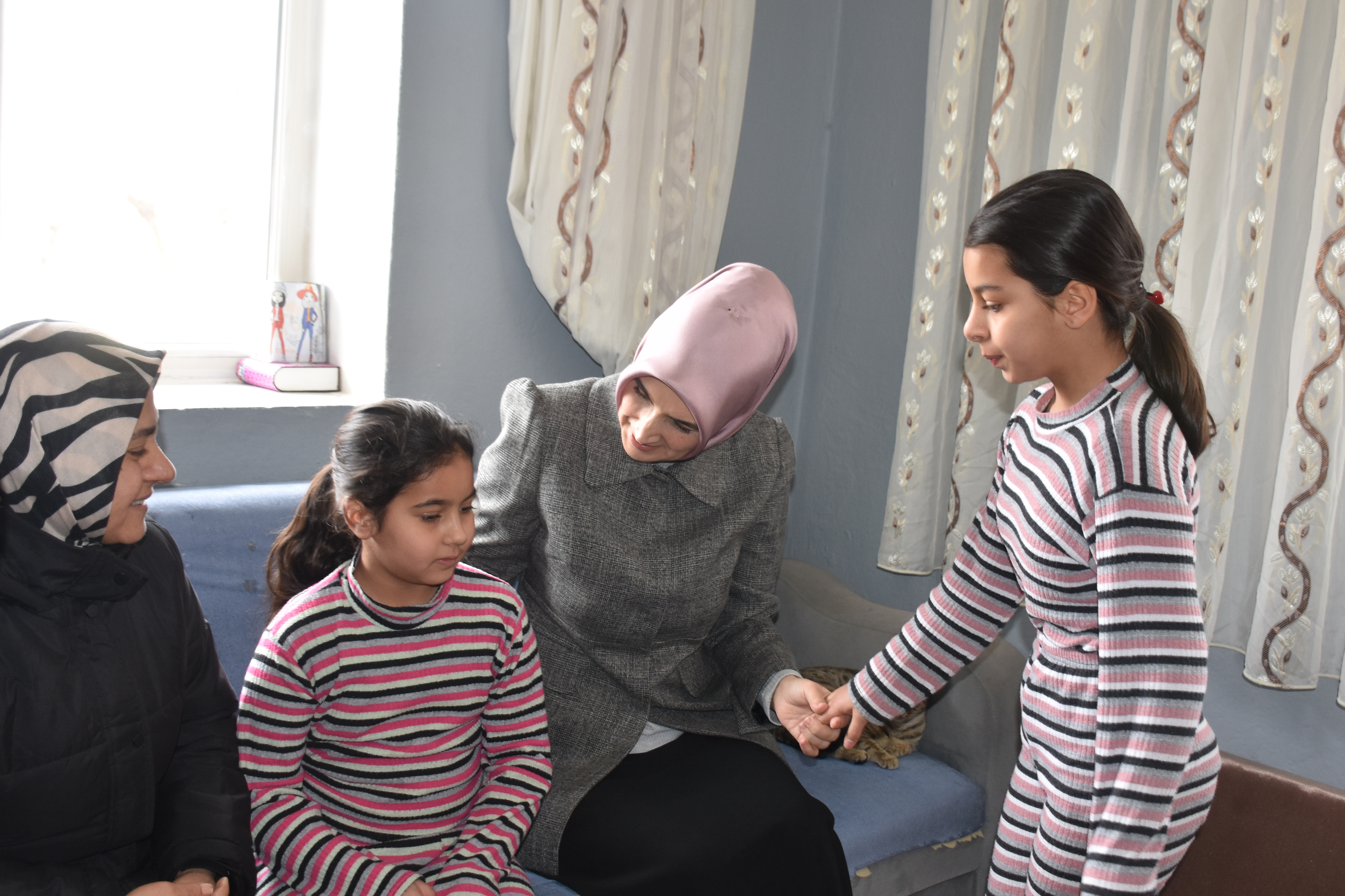 Afyonkarahisar Valisi Yiğitbaşı, Depremin 2. Yılında Depremzede Aileleri Ziyaret Etti