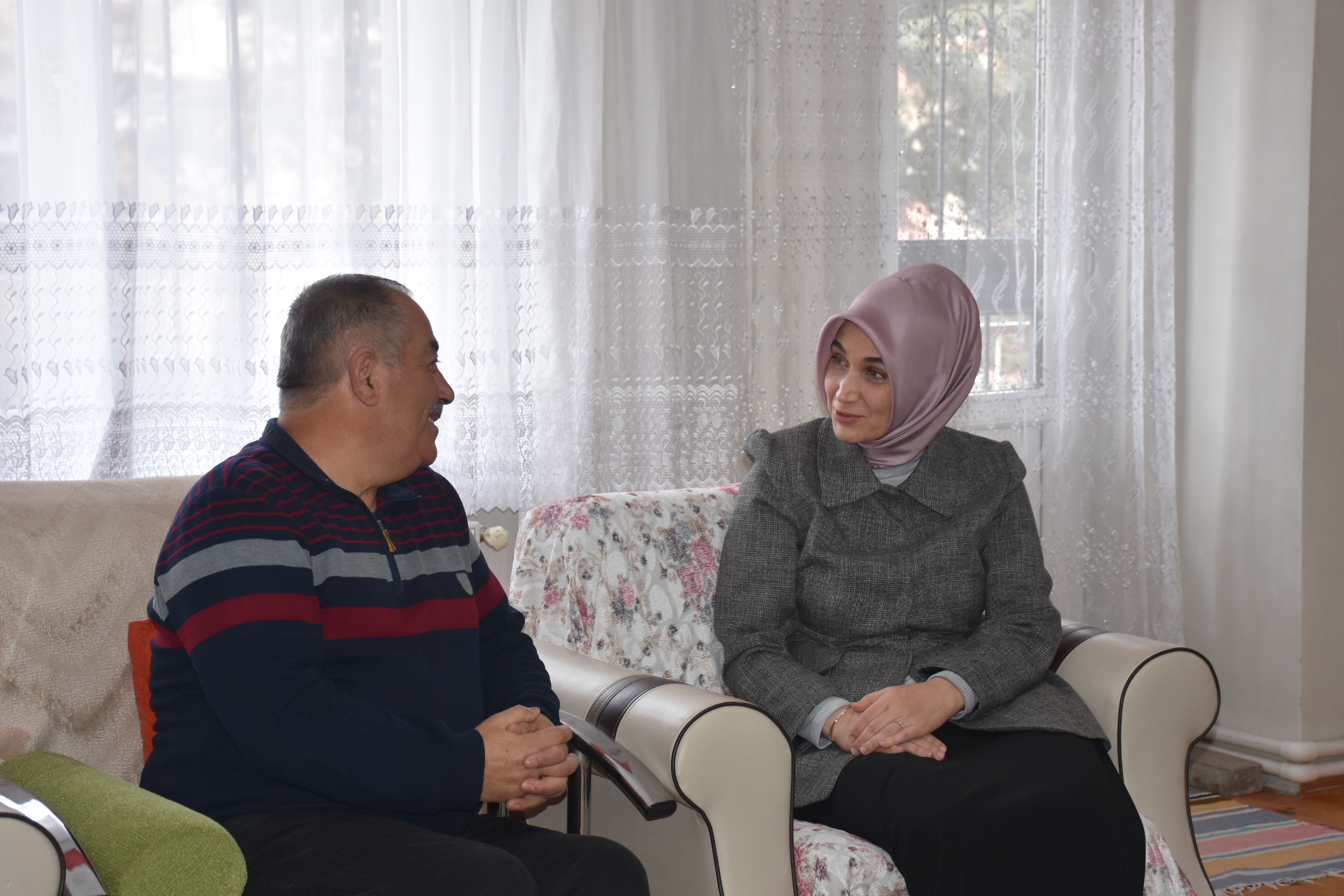 Afyonkarahisar Valisi Yiğitbaşı, Depremin 2. Yılında Depremzede Aileleri Ziyaret Etti