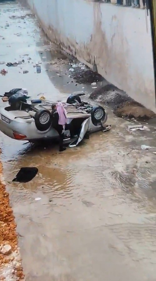 Dereye Düşen Otomobildeki Baba ve Oğlu Yaralandı
