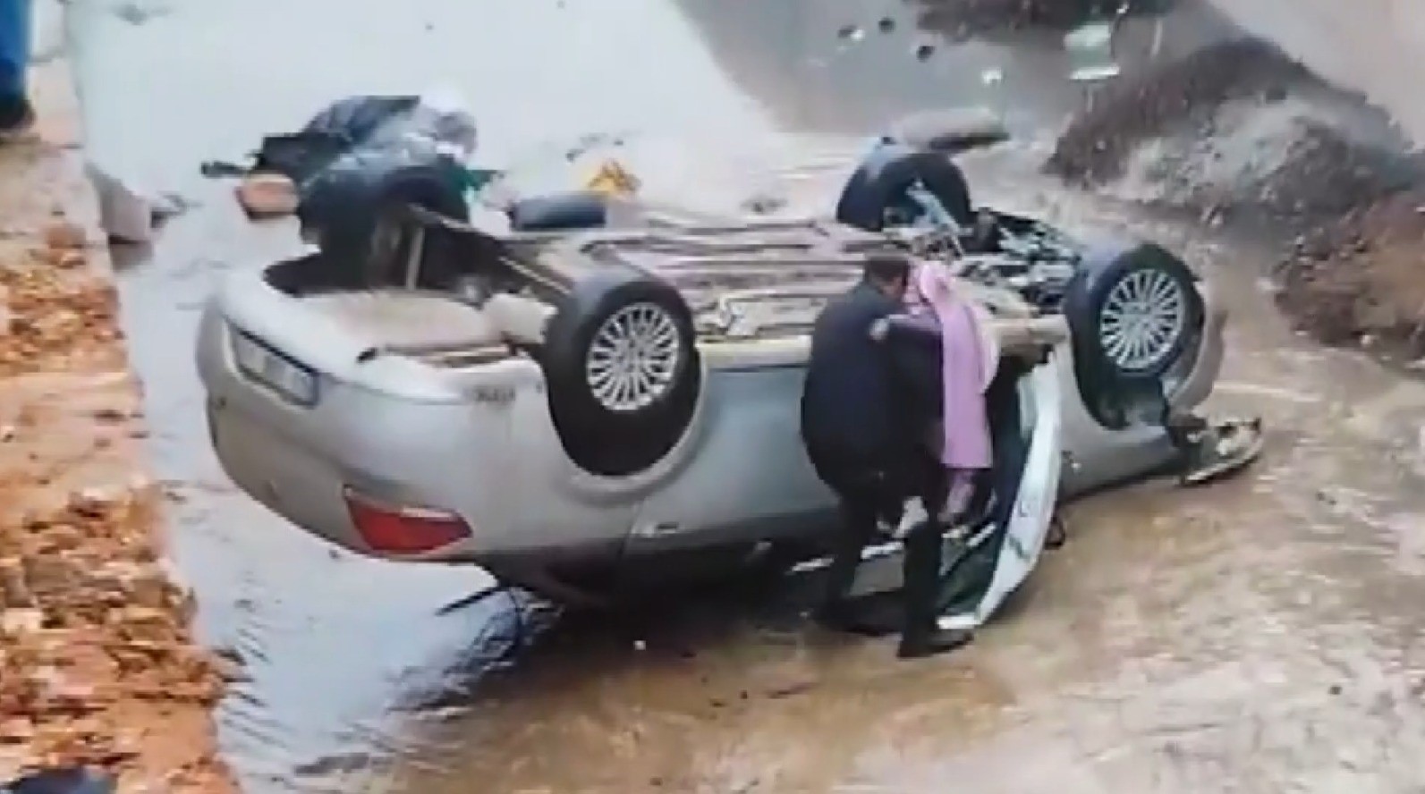 Dereye Düşen Otomobildeki Baba ve Oğlu Yaralandı