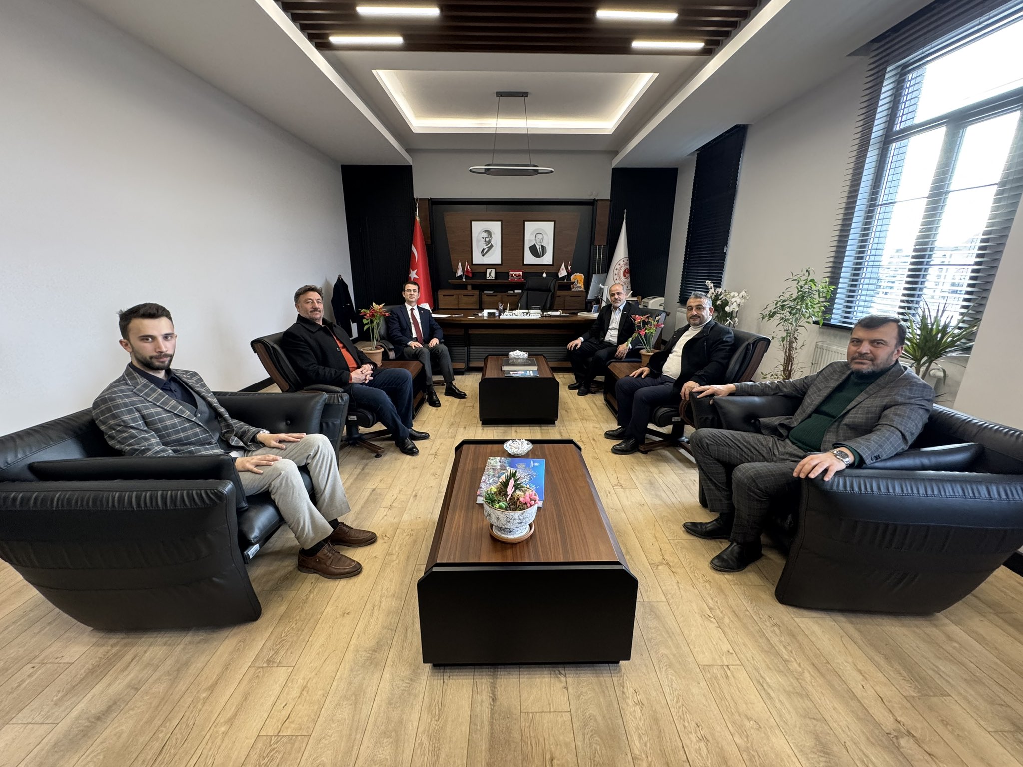 BAŞKAN İŞLEK VE EKİBİ  MÜDÜR KARAYOL’U ZİYARET ETTİ