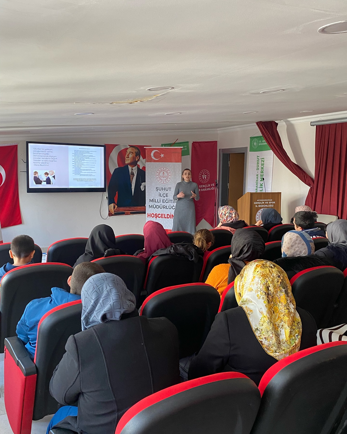 Şuhut İlçesinde, "Bilinçli Teknoloji Kullanımı ve Dijital Mahremiyet Eğitimi" Semineri Düzenlendi