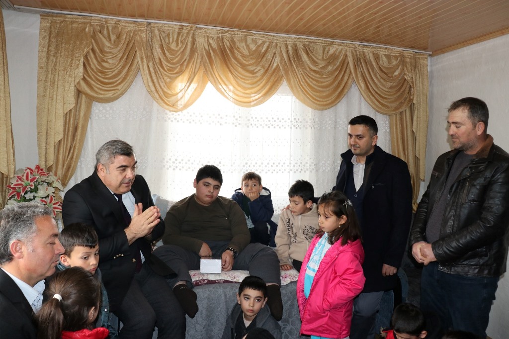 İLKOKUL ÖĞRENCİLERİ "İYİLİK HAREKETİ" BAŞLATTI