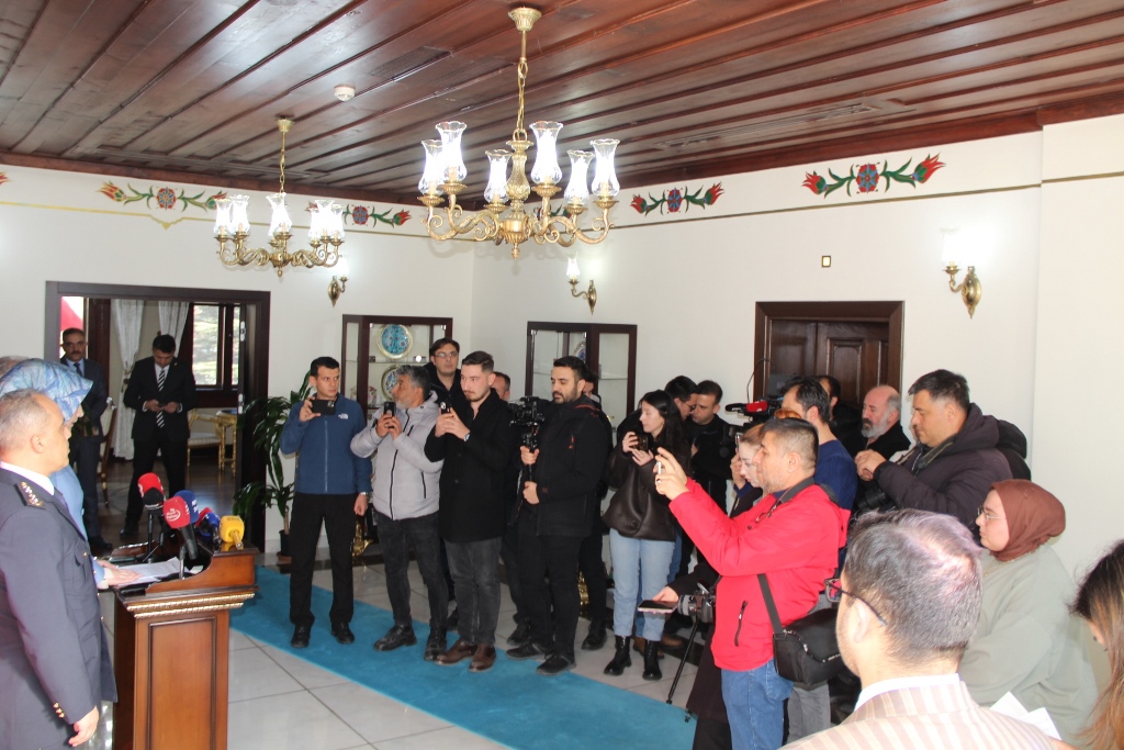 VALİ YİĞİTBAŞI: "AFYONKARAHİSAR'DA MİNİBÜSLERDE ARZ FAZLALIĞI VAR"