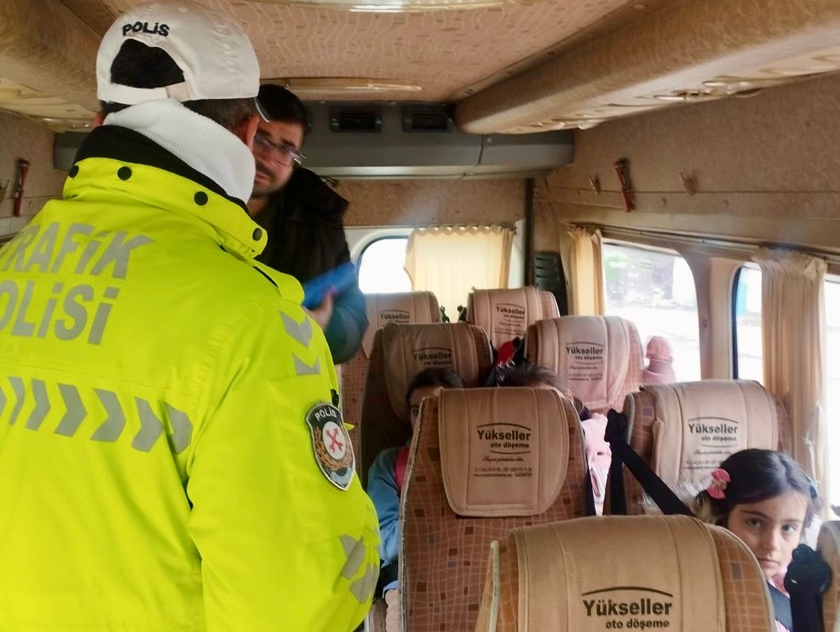 Sinanpaşa'da Öğrenci Servislerine Sıkı Denetim: Taşımalı Eğitim Araçları Güvenlik Kontrolünden Geçti