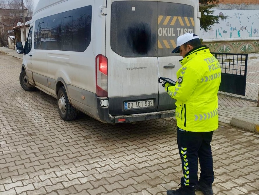 Sinanpaşa'da Öğrenci Servislerine Sıkı Denetim: Taşımalı Eğitim Araçları Güvenlik Kontrolünden Geçti