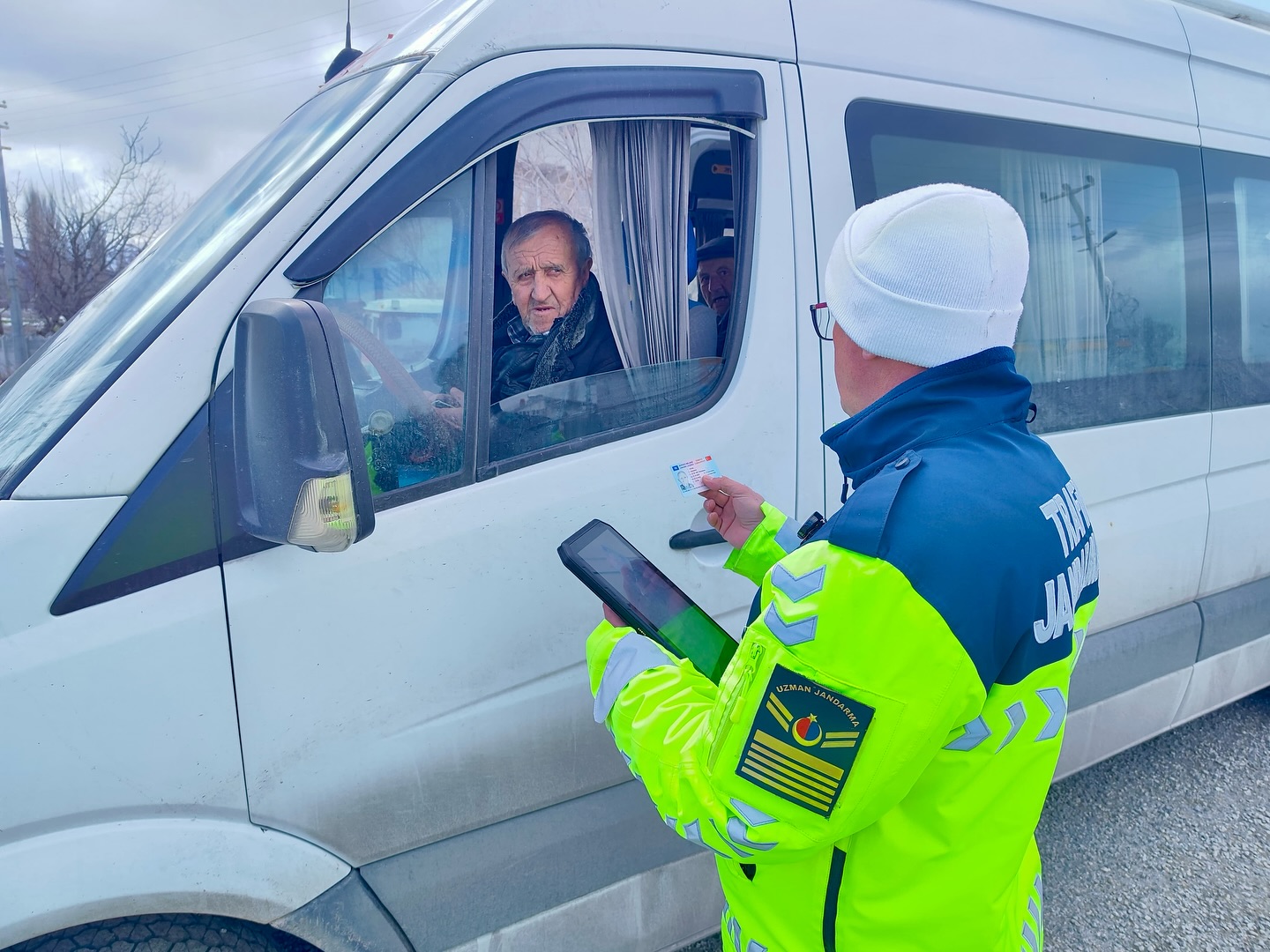 Sinanpaşa'da Öğrenci Servislerine Sıkı Denetim: Taşımalı Eğitim Araçları Güvenlik Kontrolünden Geçti