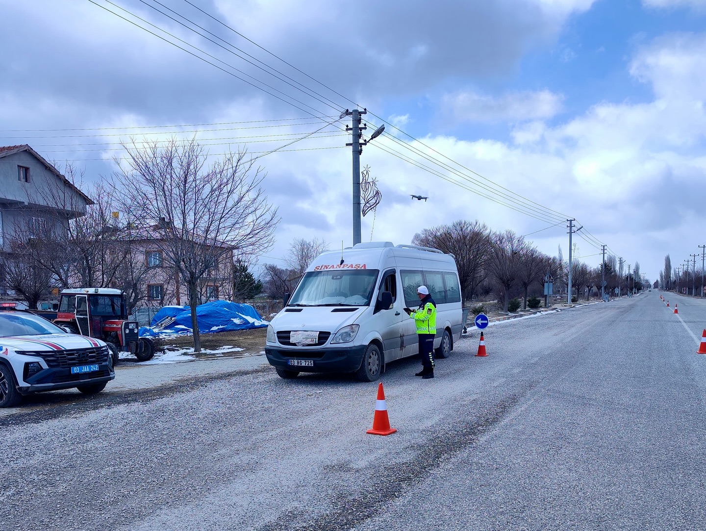 Sinanpaşa'da Öğrenci Servislerine Sıkı Denetim: Taşımalı Eğitim Araçları Güvenlik Kontrolünden Geçti