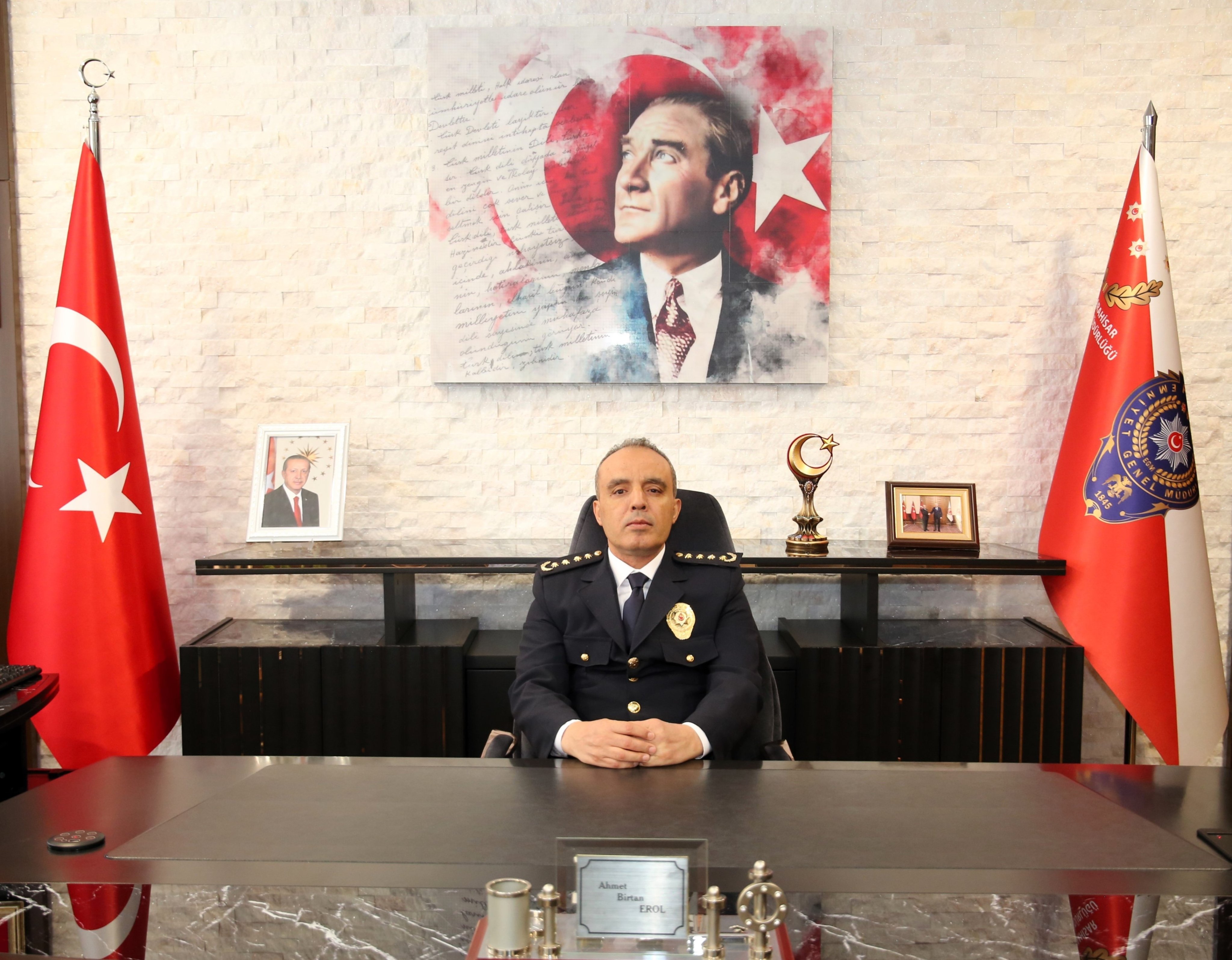 EMNİYETTE YENİ DÖNEM BAŞLADI  MAKAMDAN İLK FOTOĞRAF GELDİ