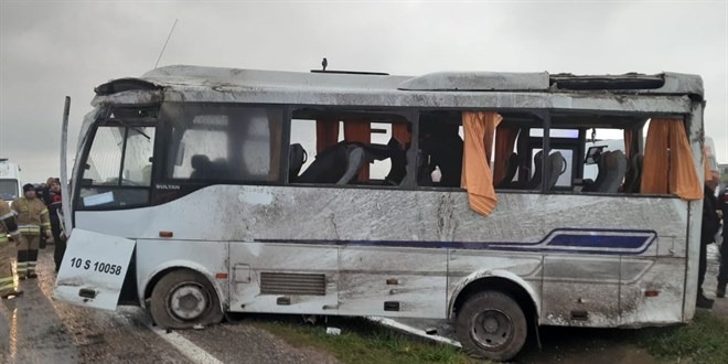 Balıkesir'de işçi servisi devrildi! Çok sayıda yaralı var