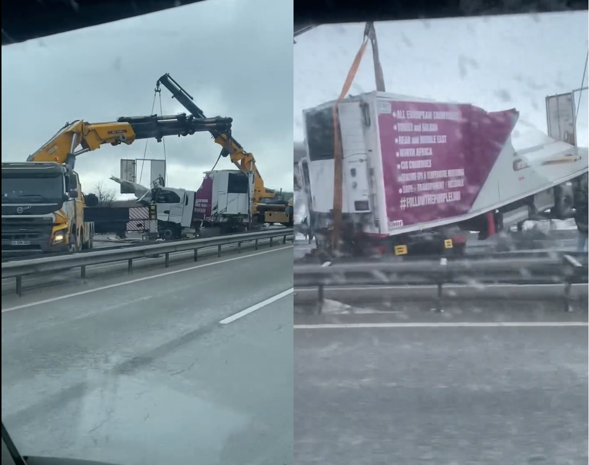 TIR KAZA YAPTI  YOL TRAFİĞE KAPANDI