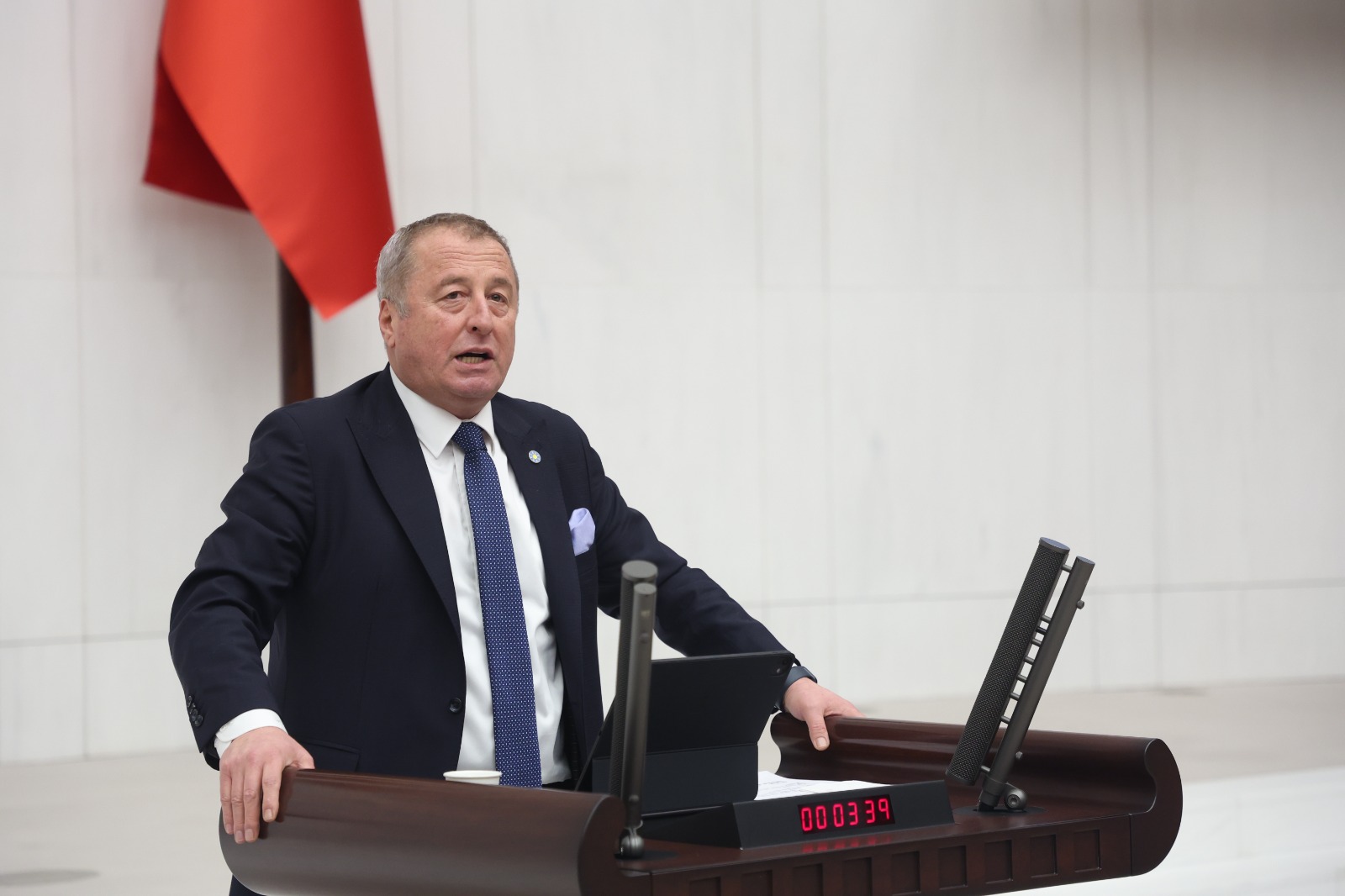 OLGUN SÖZLERİNİN HEDEFİNE BAŞKAN ÜSTÜN’Ü KOYDU "KENDİNİZ ÇALIP KENDİNİZ OYNUYORSUNUZ!"
