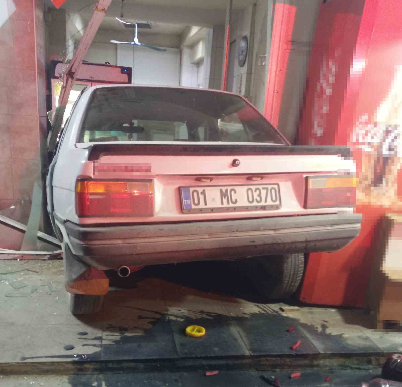 Yoldan Çıkan Otomobil Fırına Daldı