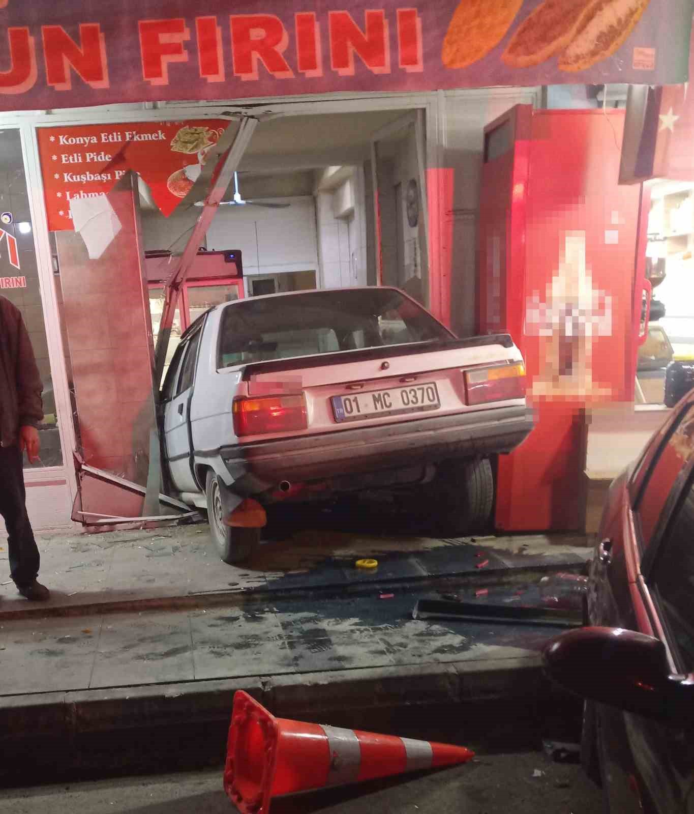 Yoldan Çıkan Otomobil Fırına Daldı