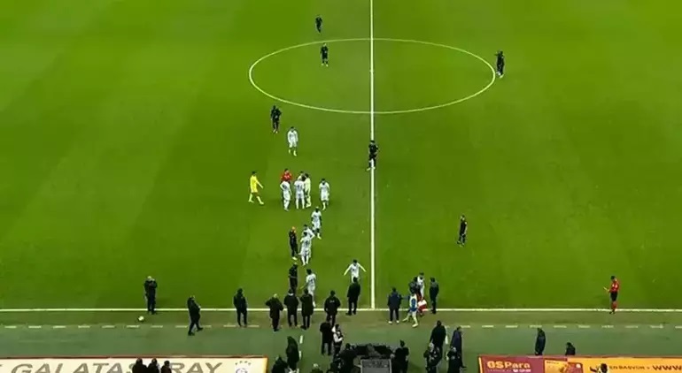Adana Demirspor, Galatasaray Maçında Sahadan Çekildi!