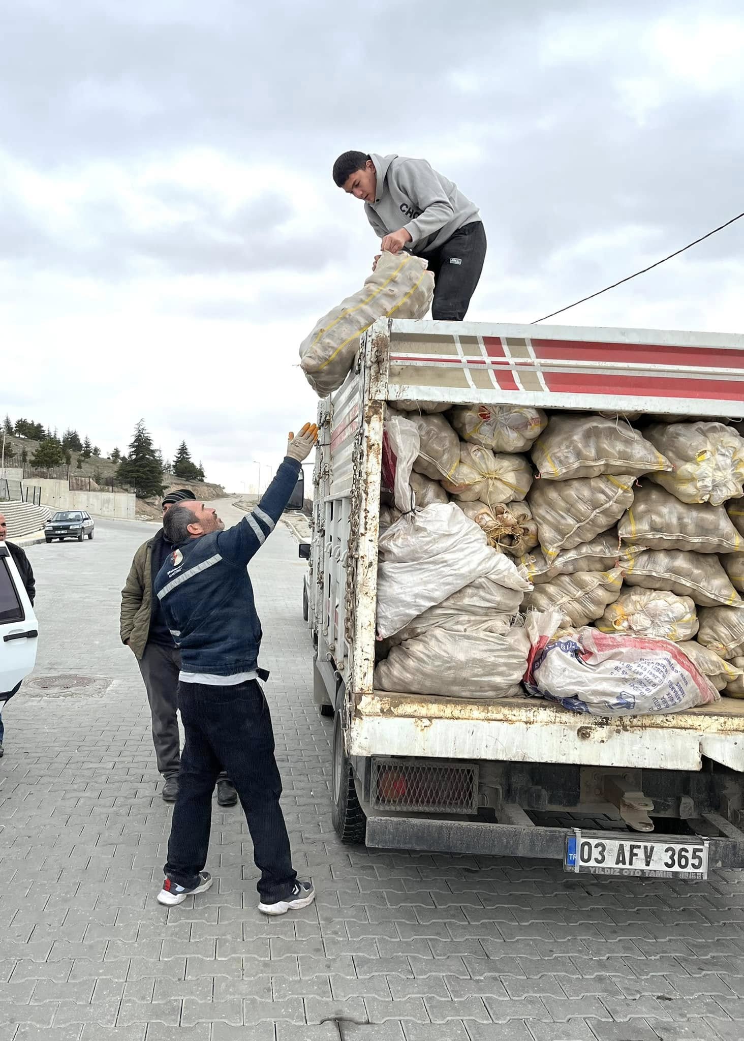 Ramazan Ayı Öncesi Afyonkarahisar'da 12 Ton Patates Dağıtıldı