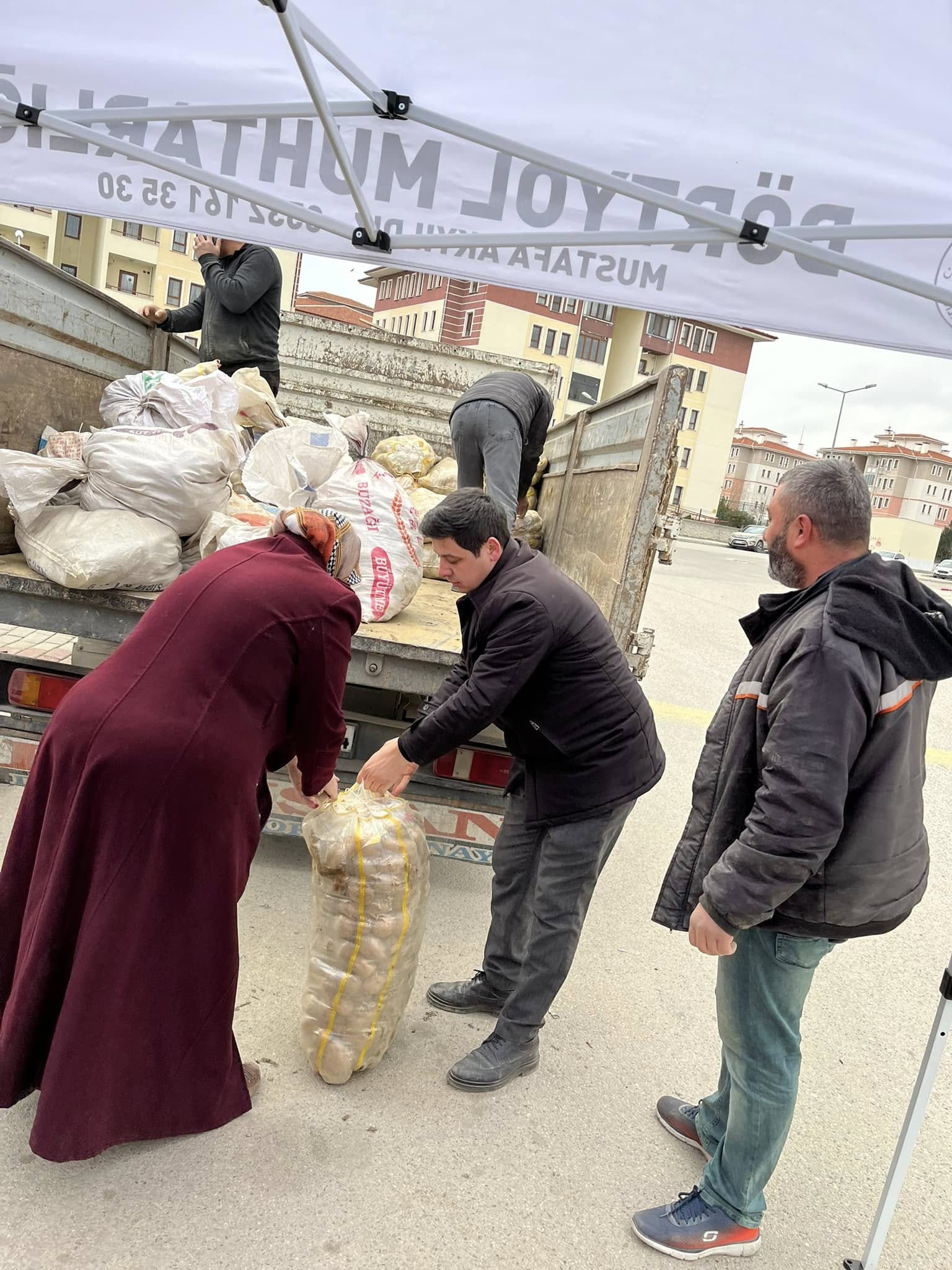 Ramazan Ayı Öncesi Afyonkarahisar'da 12 Ton Patates Dağıtıldı