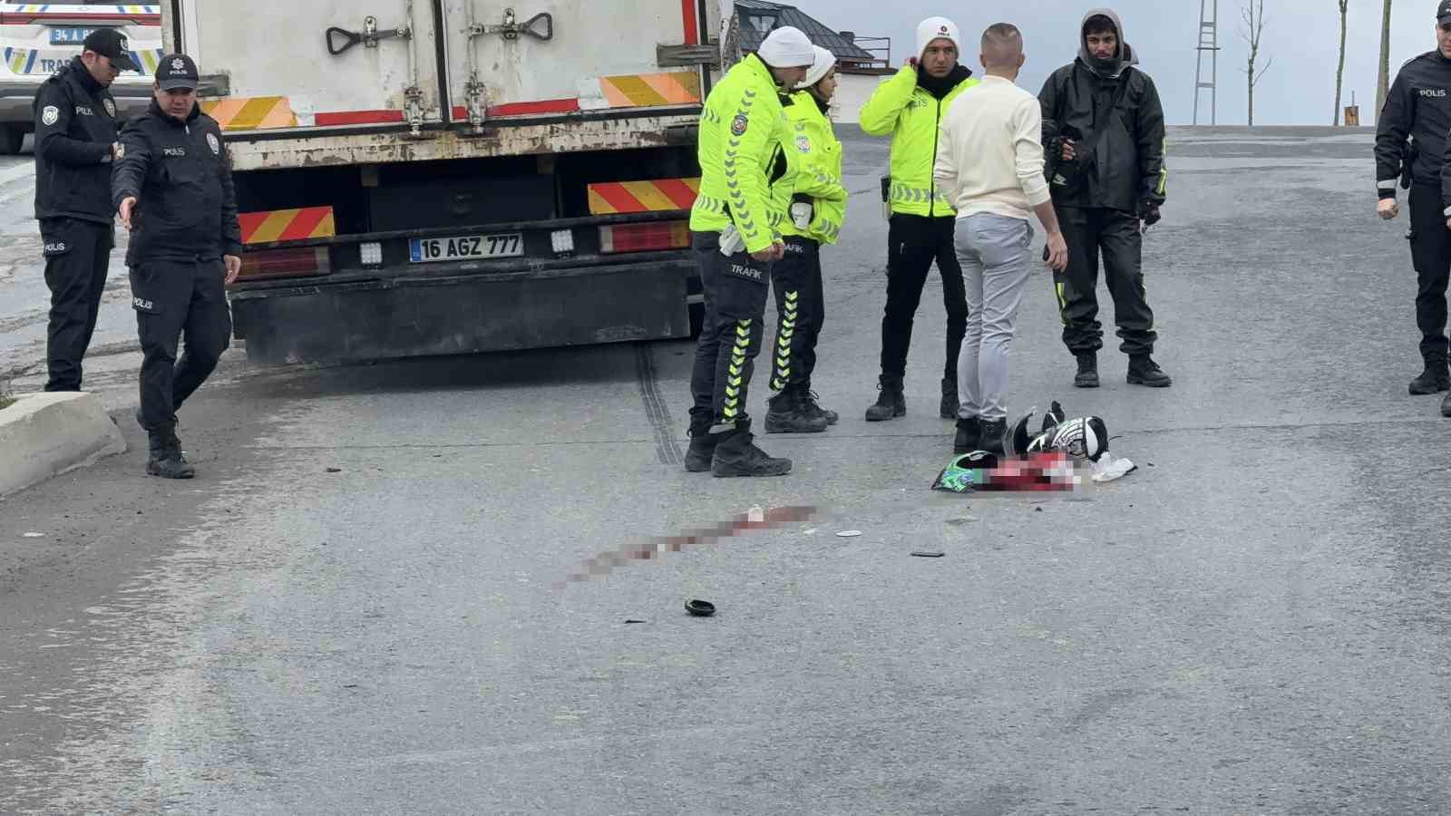 Feci Kazada, Kamyonun Altında Kalan Moto Kurye Can Verdi