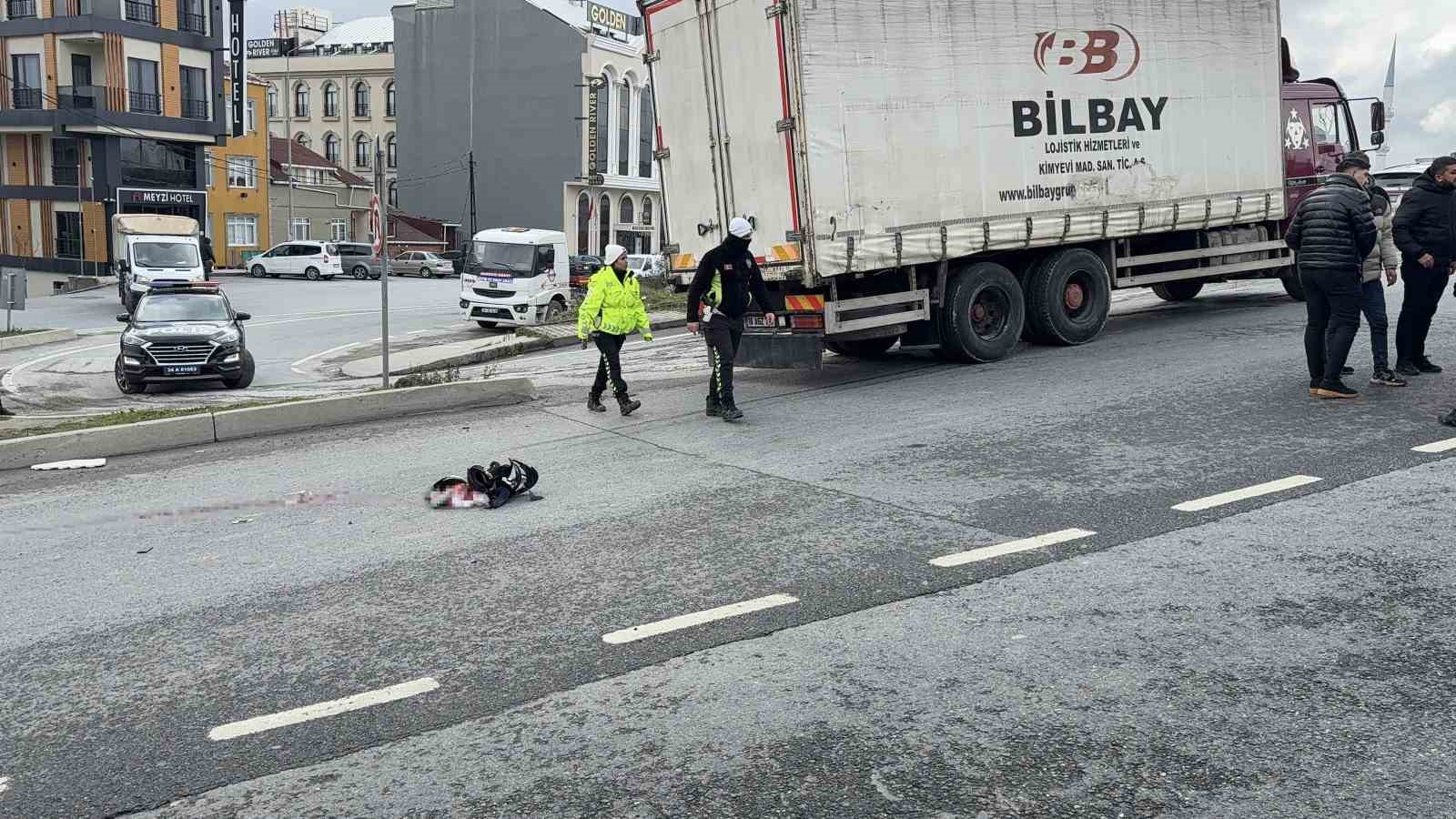 Feci Kazada, Kamyonun Altında Kalan Moto Kurye Can Verdi