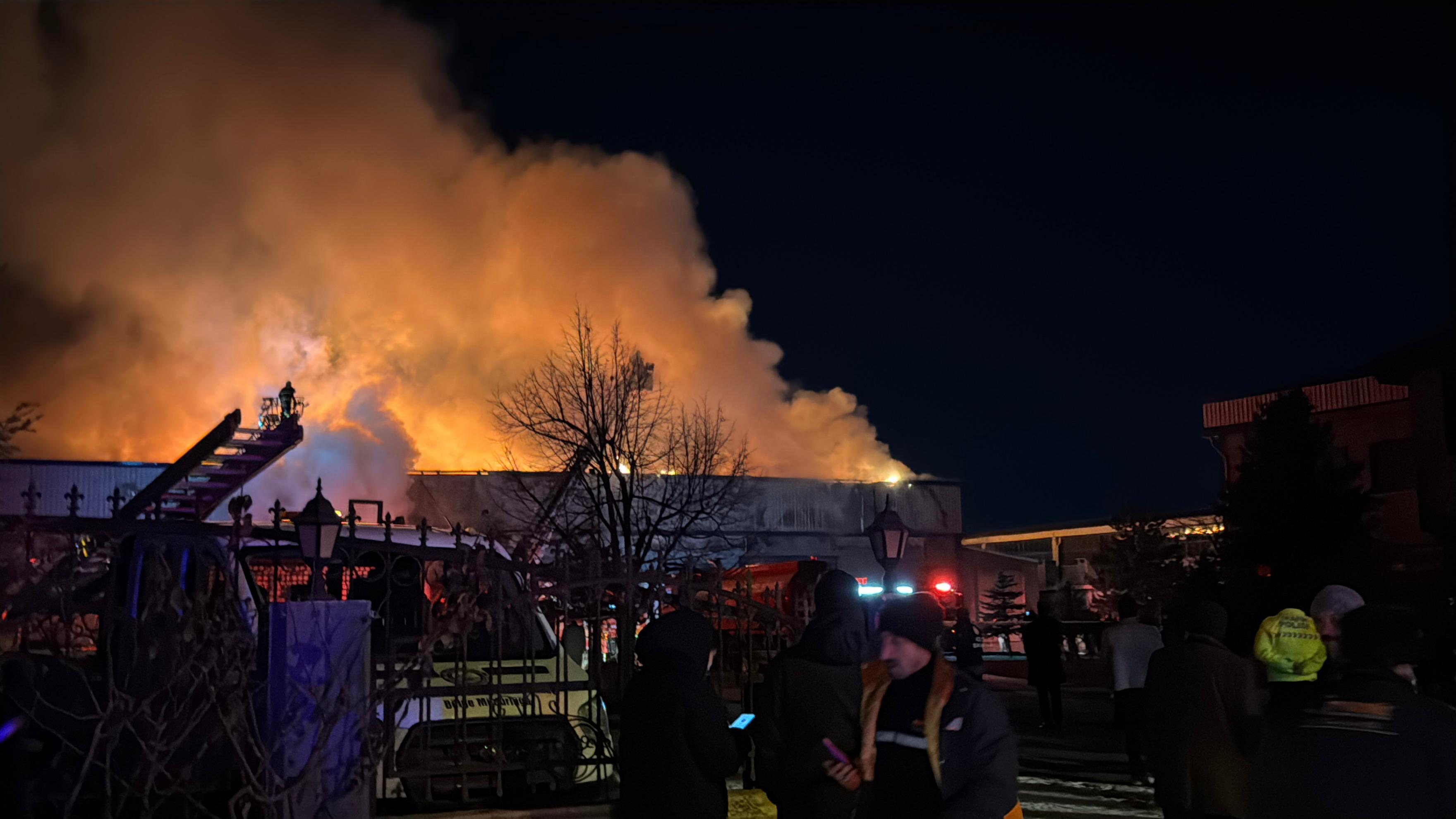 Afyonkarahisar'da Fabrikada Çıkan Yangına Müdahale Devam Ediyor
