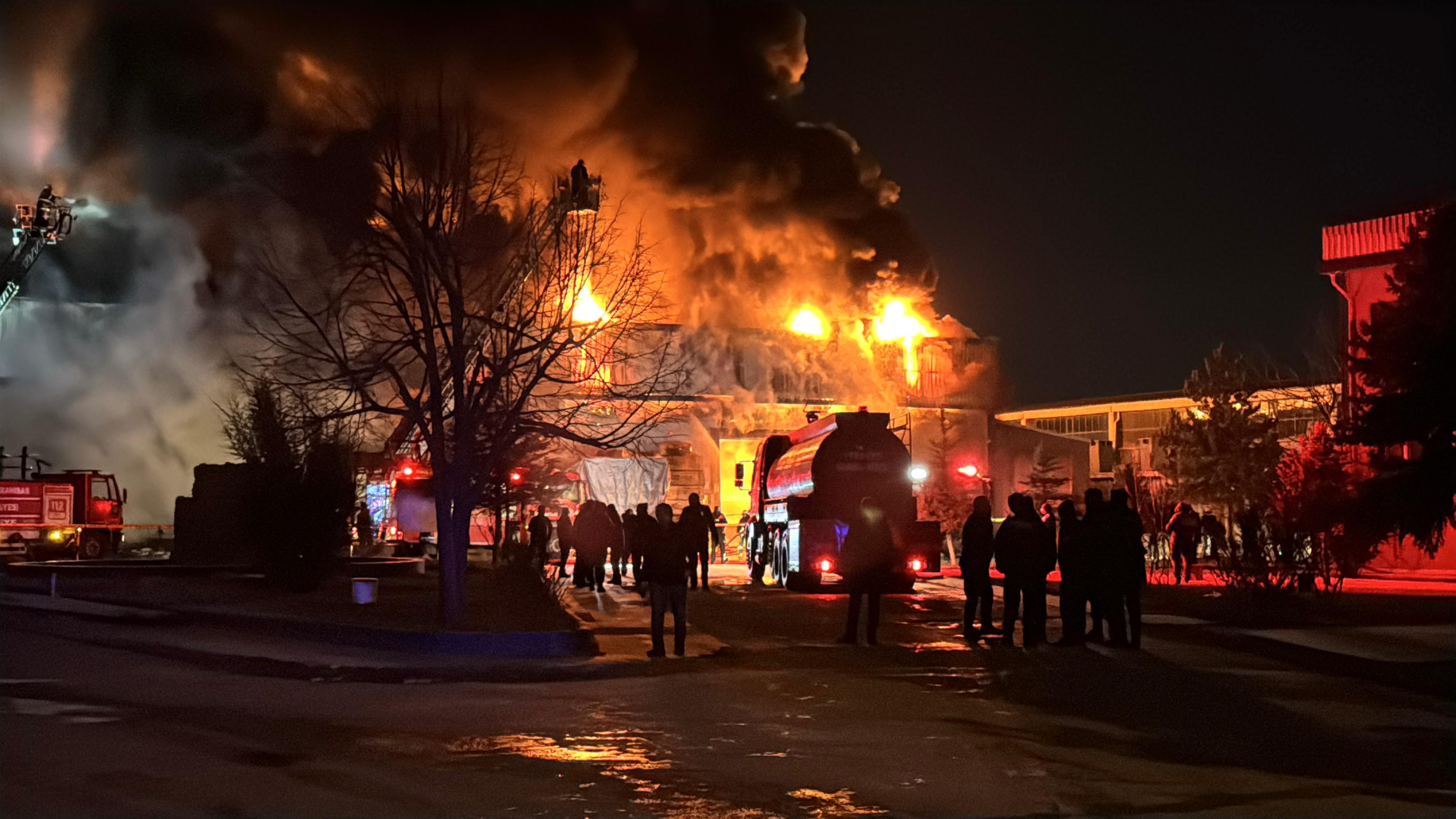 Afyonkarahisar'da Fabrikada Çıkan Yangına Müdahale Devam Ediyor