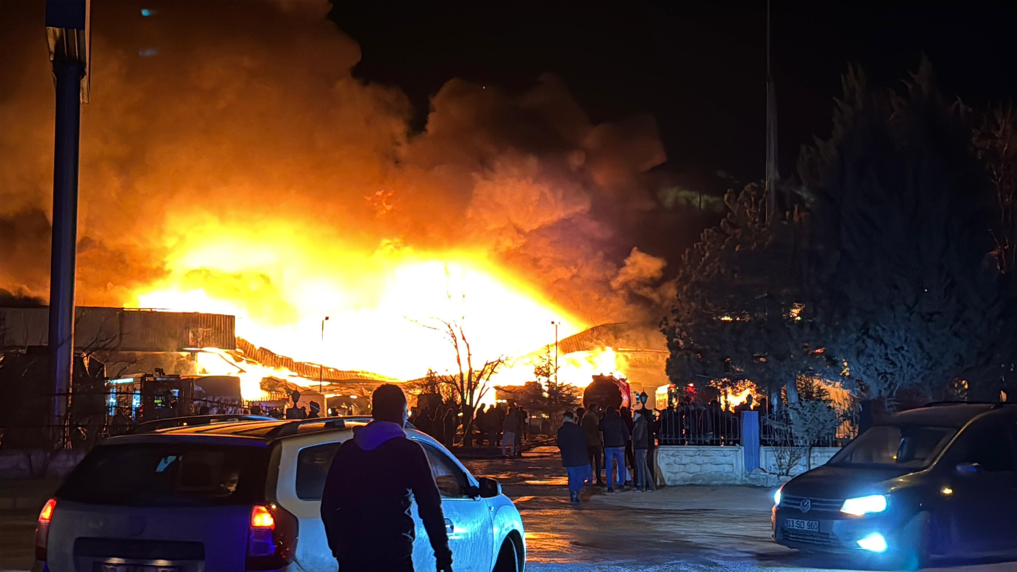 Afyonkarahisar'da Fabrikada Çıkan Yangına Müdahale Devam Ediyor
