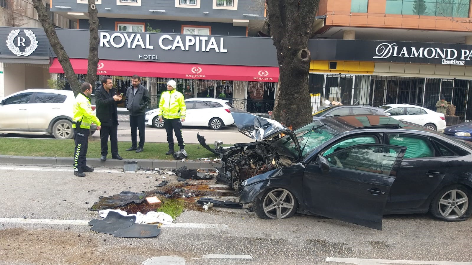 Direksiyon Hakimiyetini Kaybeden Kadın Sürücü Ağaca Çarptı: 1 Yaralı