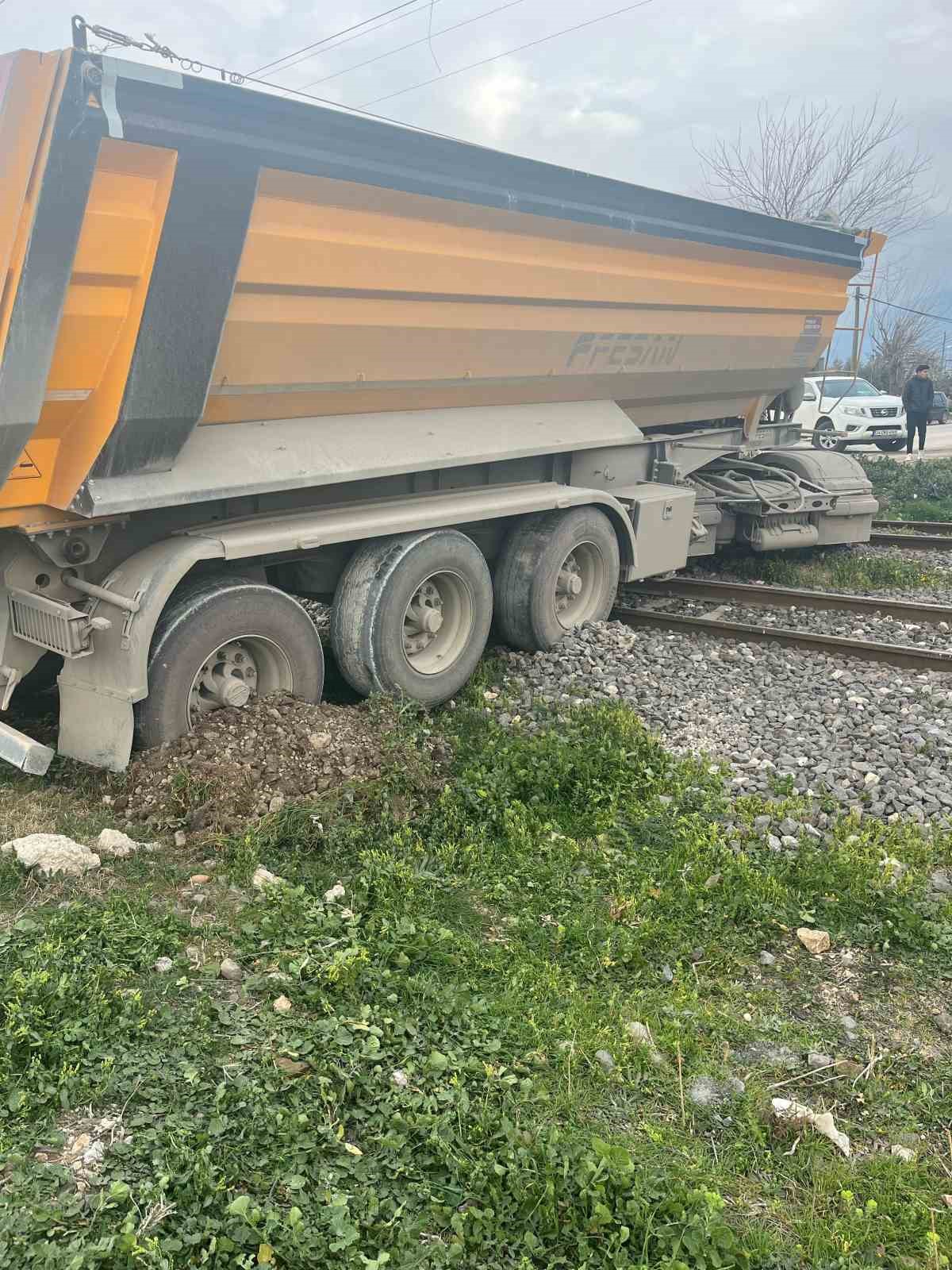Yük Treniyle Hafriyat Kamyonu Çarpıştı: 1 Kişi Yaralandı
