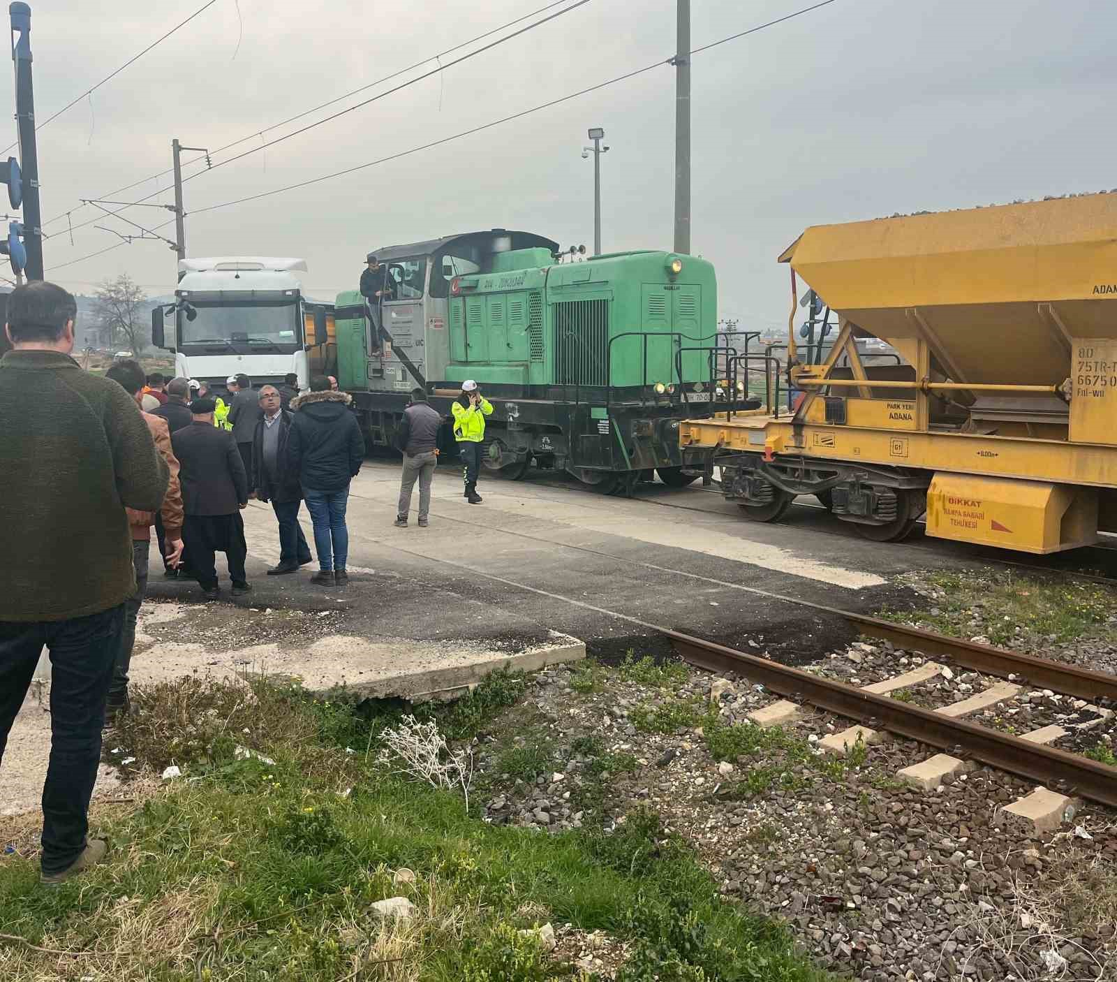 Yük Treniyle Hafriyat Kamyonu Çarpıştı: 1 Kişi Yaralandı