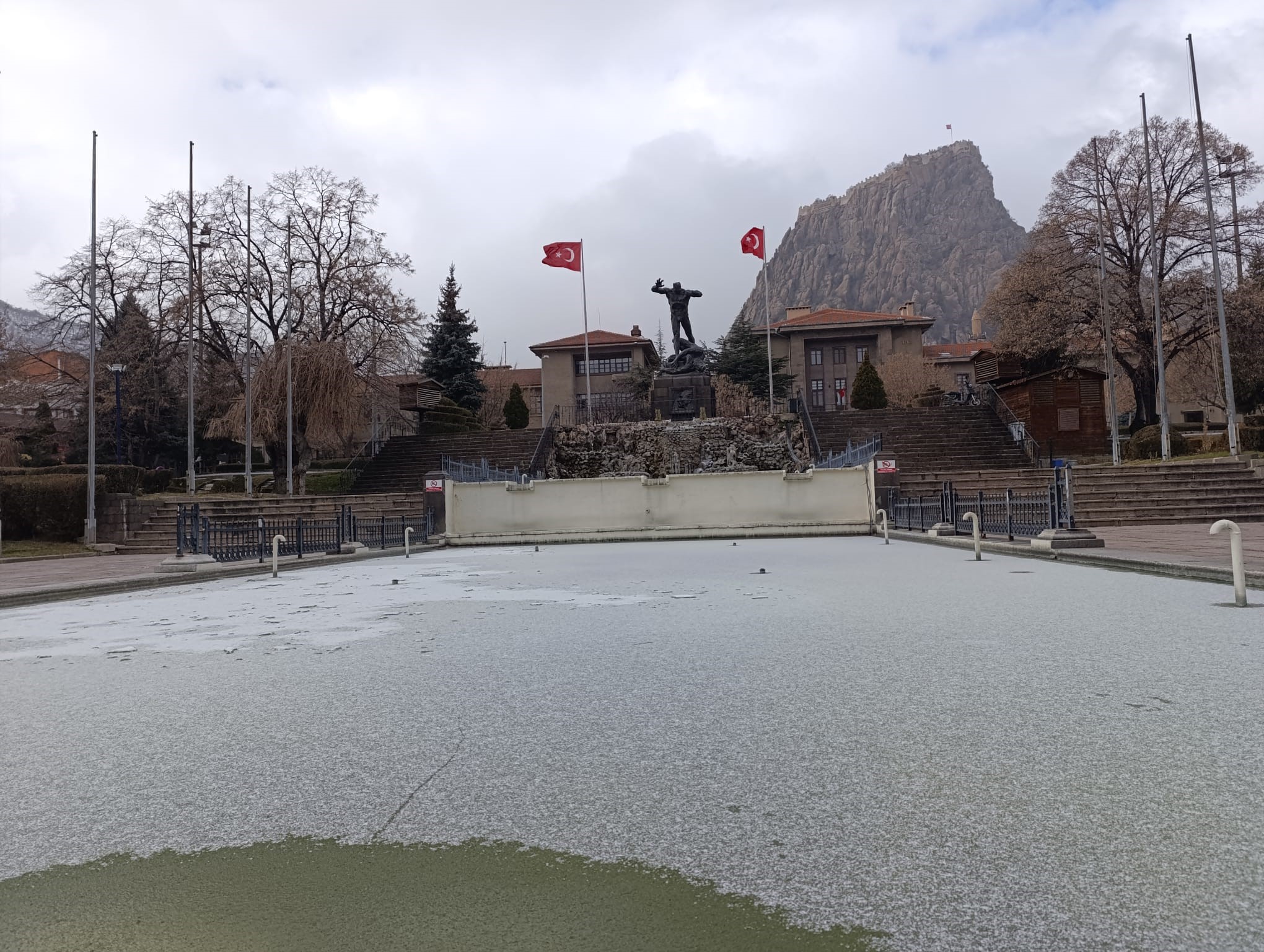 Afyonkarahisar’da Süs Havuzları Buz Tuttu