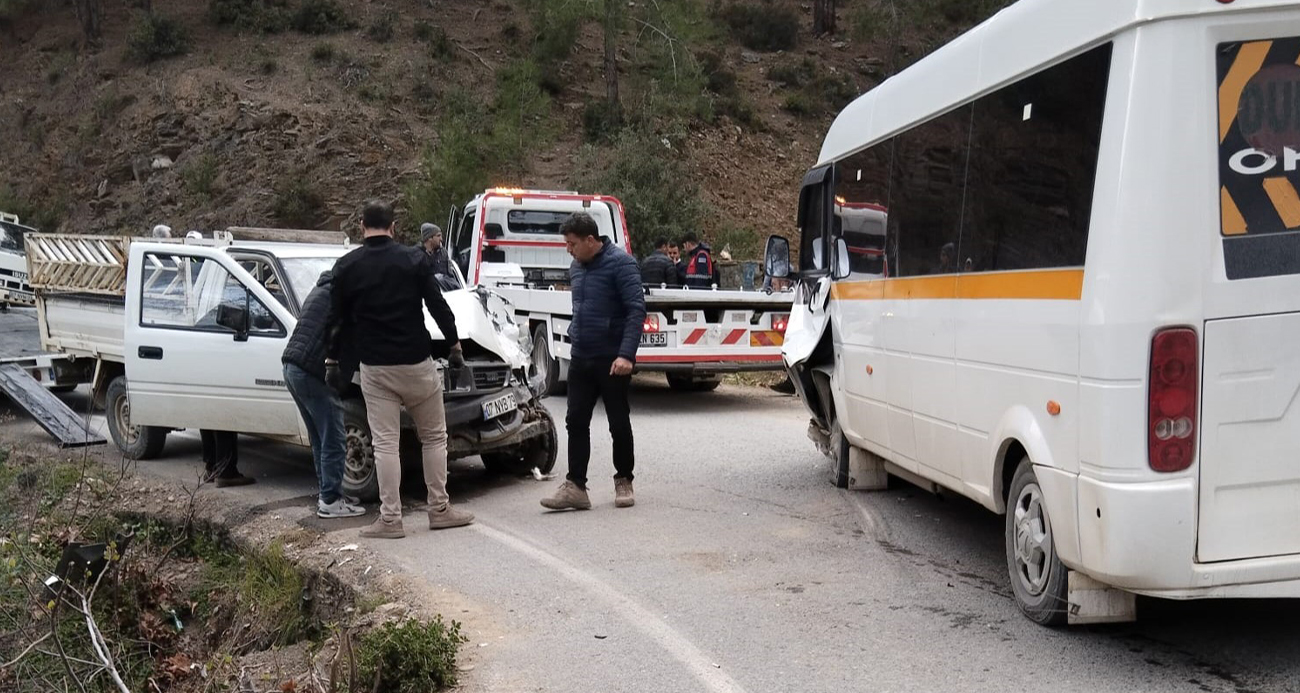 Öğrenci Servisi İle Kamyonet Çarpıştı: 21’i Öğrenci 24 Yaralı