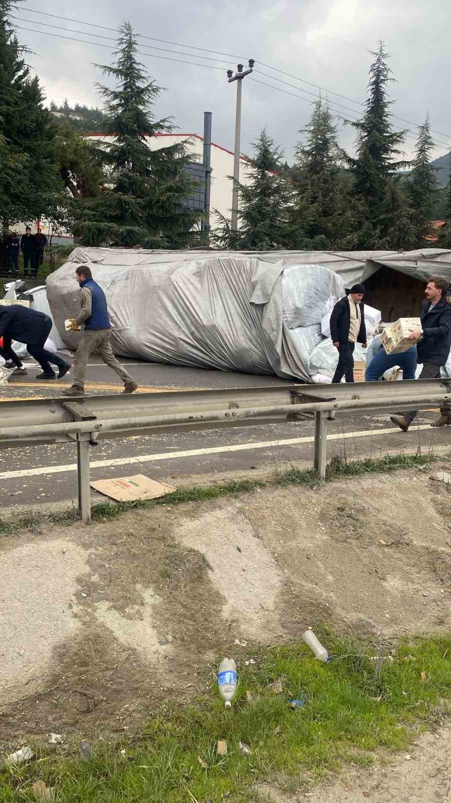 Tır Devrildi, Kuruyemiş ve Baklagiller Yola Saçıldı