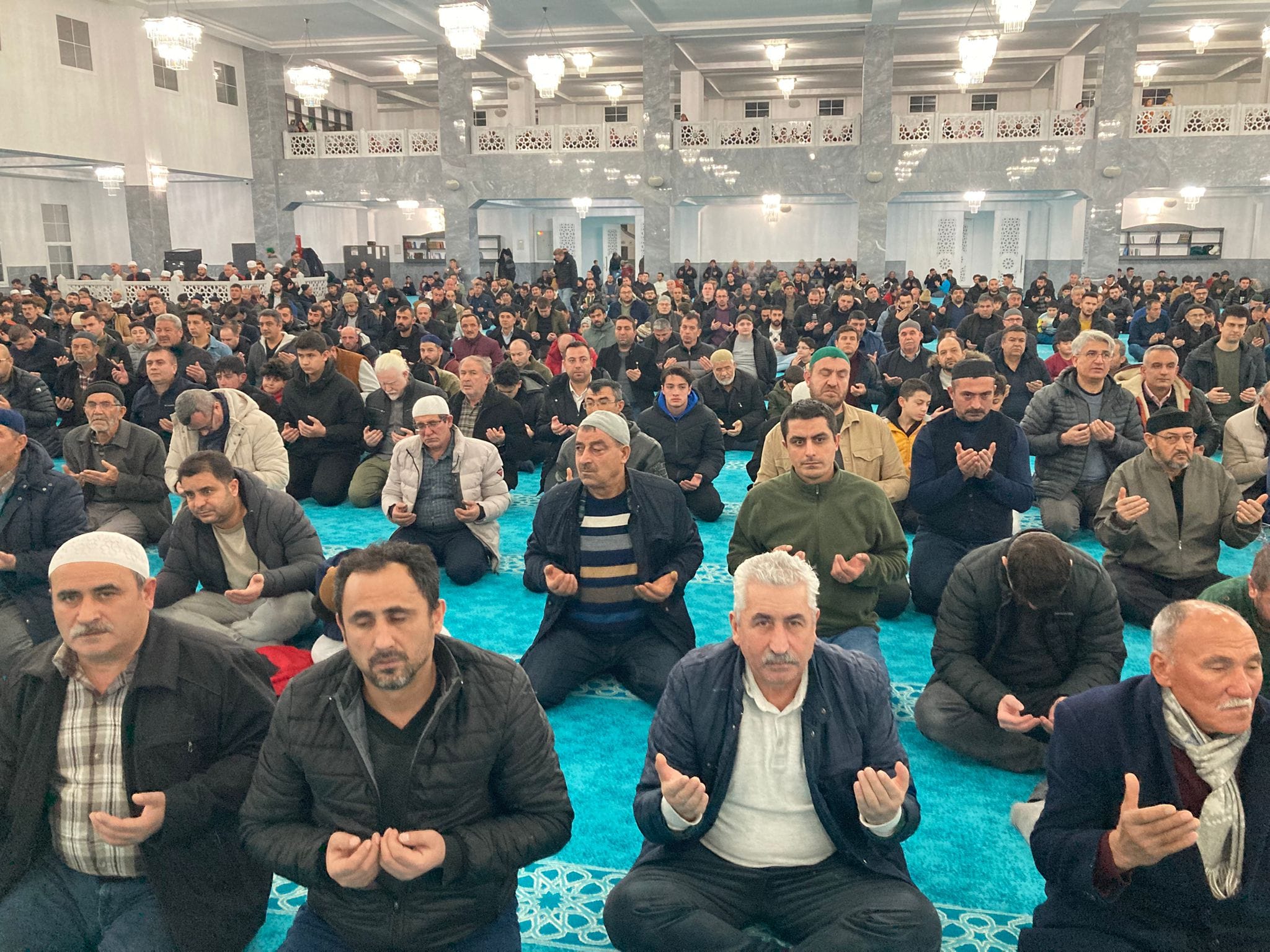 Afyon’da Berat Kandili, Tüm Camilerde Dualarla İdrak Edildi
