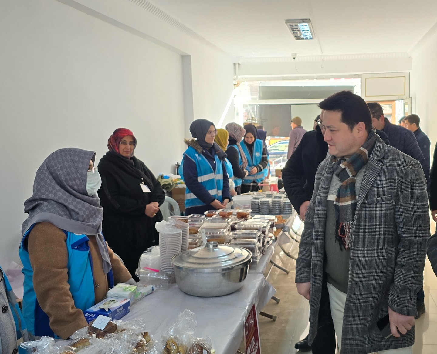 Bolvadin Kaymakamı ve Belediye Başkanı, Depremzedelere Yardım İçin Düzenlenen Kermeste Buluştu