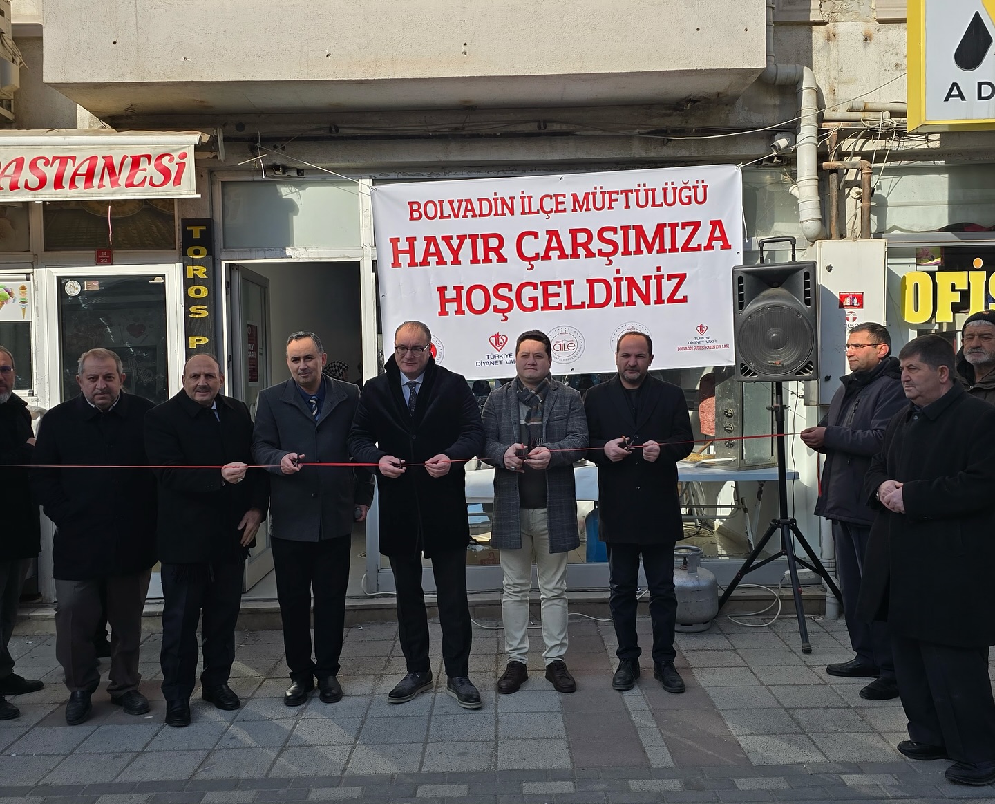 Bolvadin Kaymakamı ve Belediye Başkanı, Depremzedelere Yardım İçin Düzenlenen Kermeste Buluştu