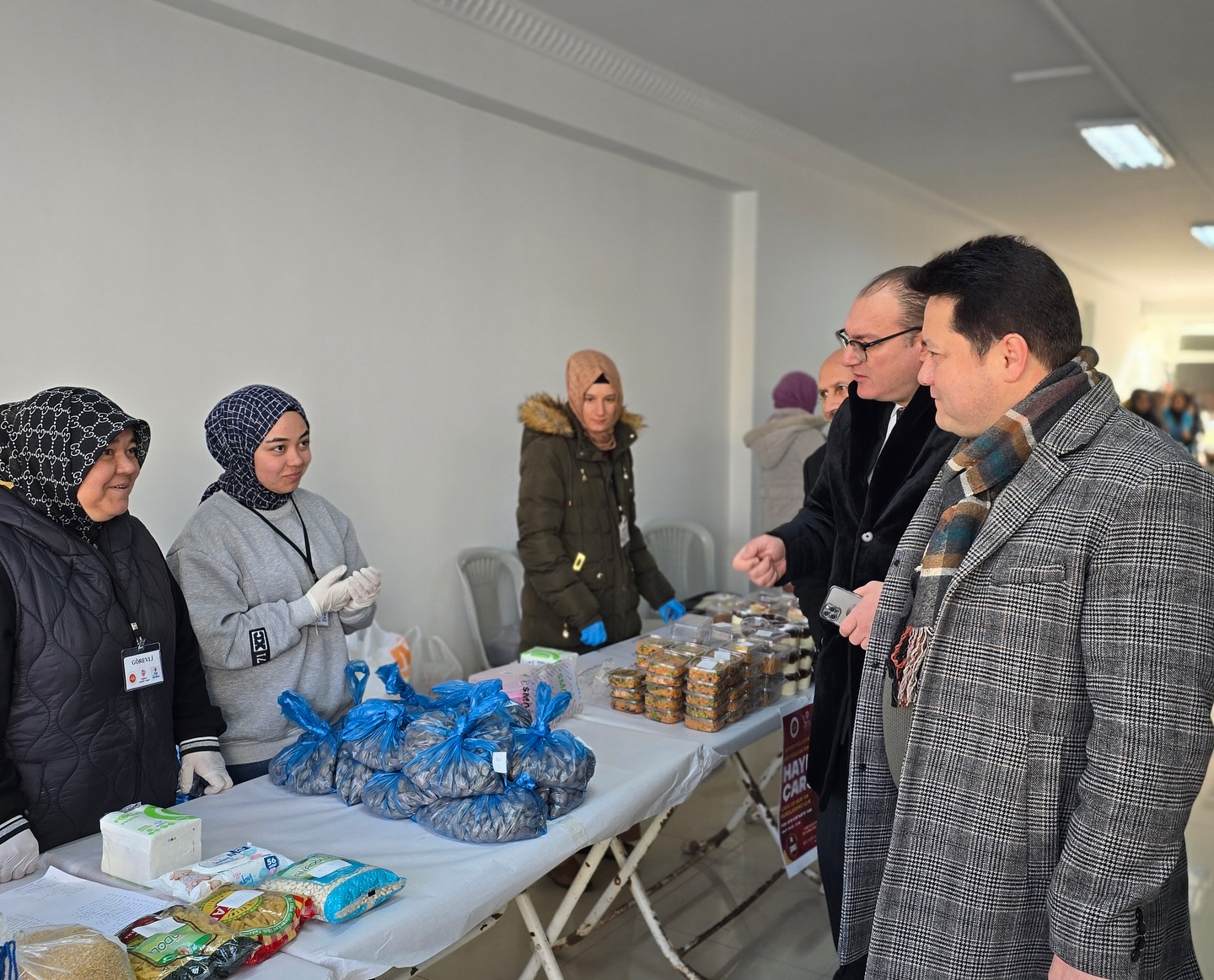 Bolvadin Kaymakamı ve Belediye Başkanı, Depremzedelere Yardım İçin Düzenlenen Kermeste Buluştu