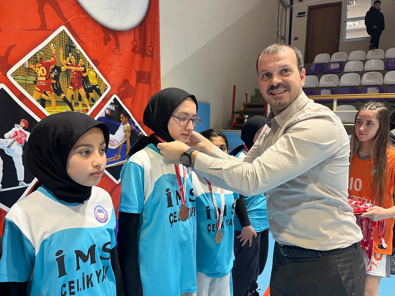 Afyonkarahisar’da Korfbol Heyecanı: Gençler ve Yıldızlar Müsabakaları Sona Erdi