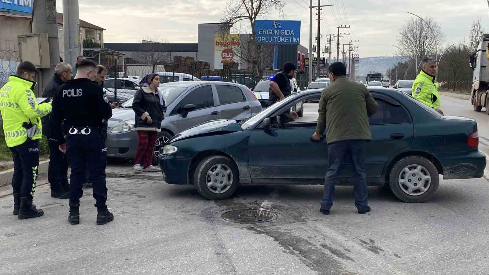 İki Otomobil Çarpıştı: 2 Yaralı