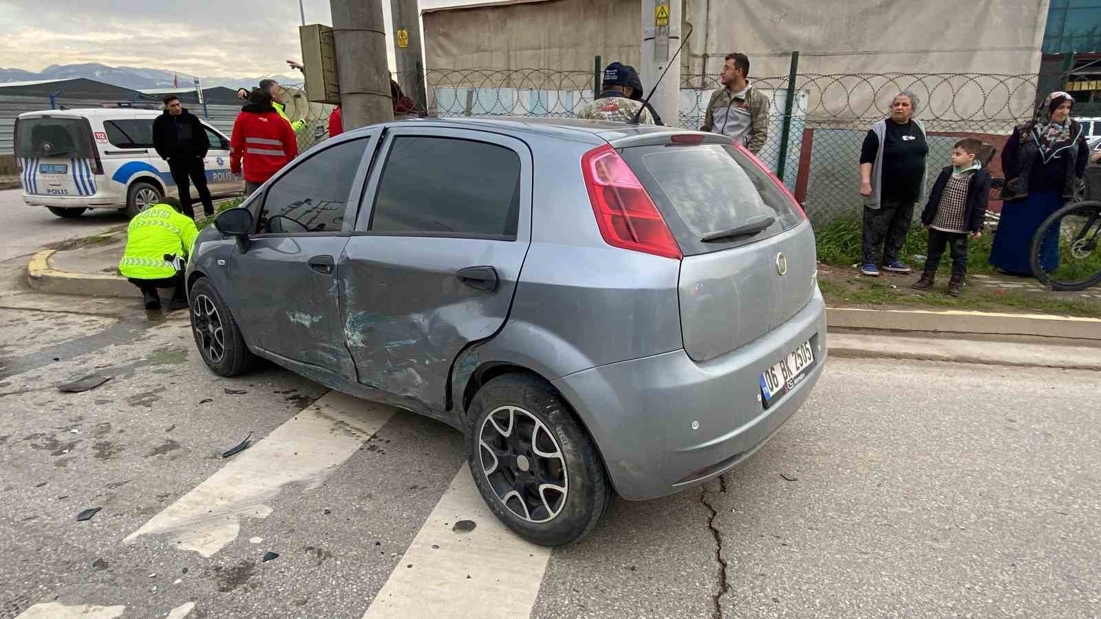 İki Otomobil Çarpıştı: 2 Yaralı