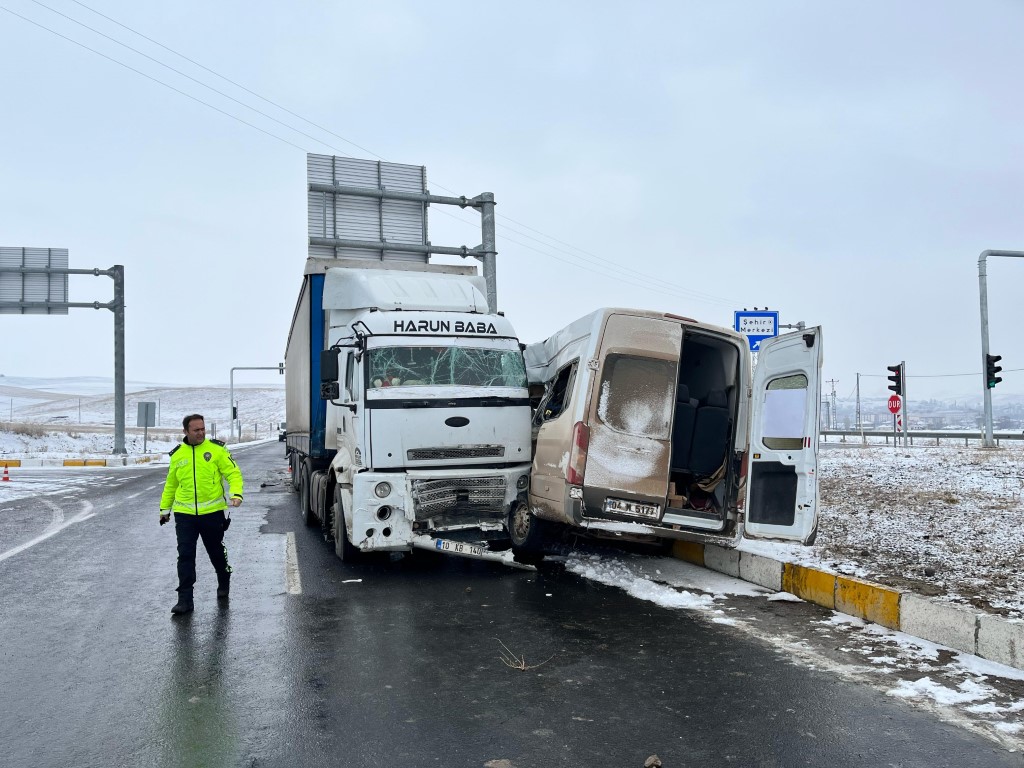 Çekici İle Minibüs Çarpıştı; 2'si Ağır 8 Yaralı