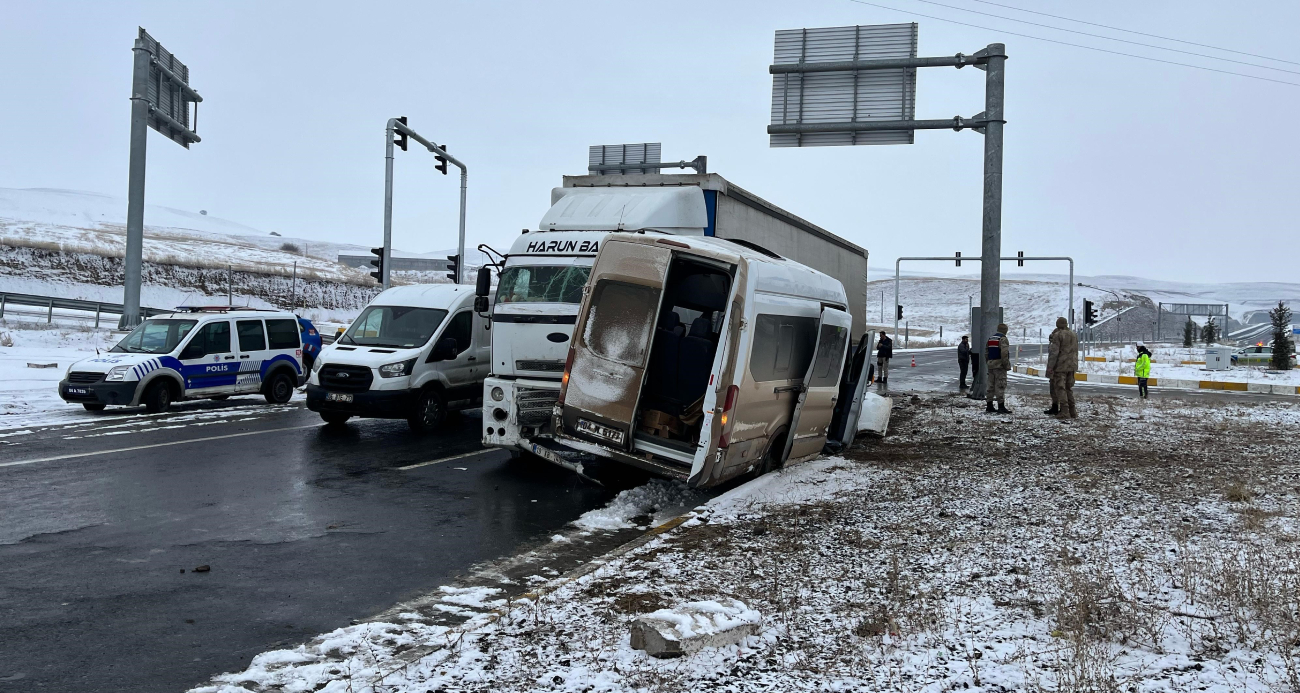 Çekici İle Minibüs Çarpıştı; 2'si Ağır 8 Yaralı