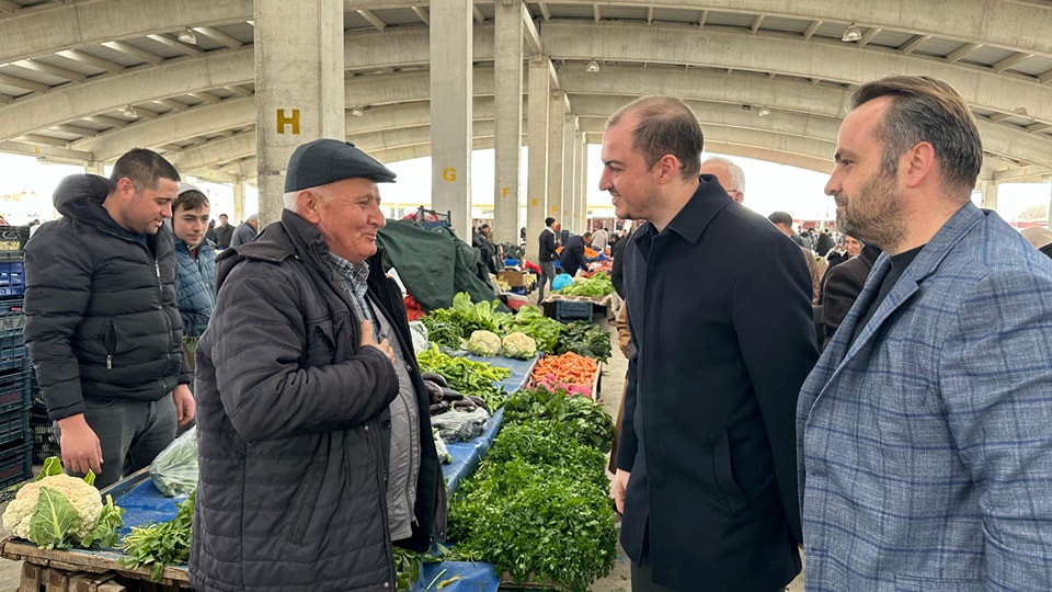 AK PARTİLİ CAMCI  ESNAF VE VATANDAŞLA BİR ARAYA GELDİ