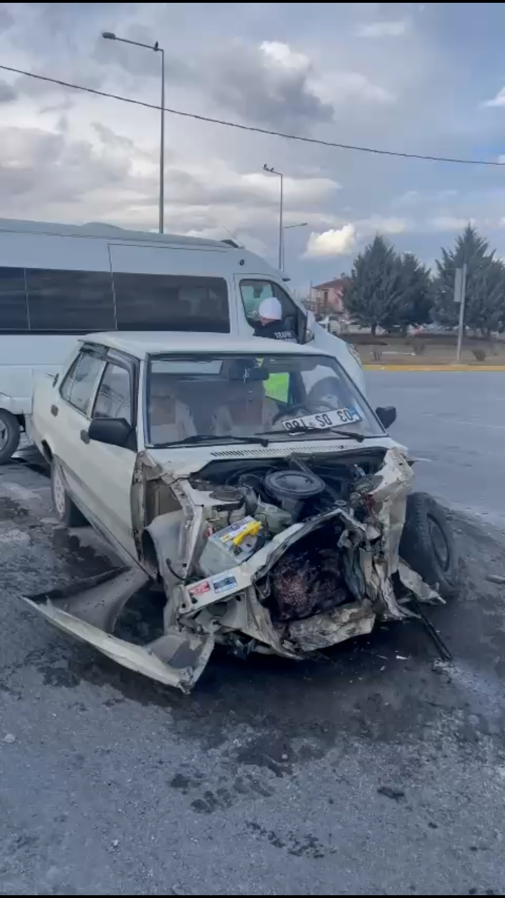 GÜMÜŞKENT KAVŞAĞINDA  FECİ KAZA 1 YARALI