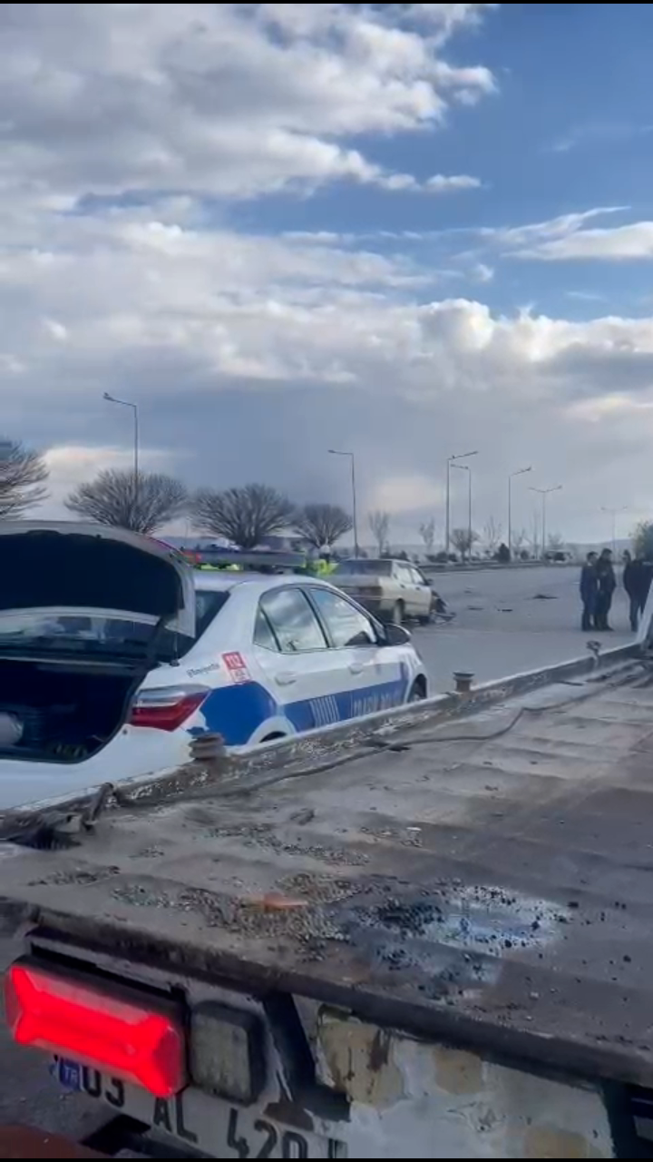 GÜMÜŞKENT KAVŞAĞINDA  FECİ KAZA 1 YARALI